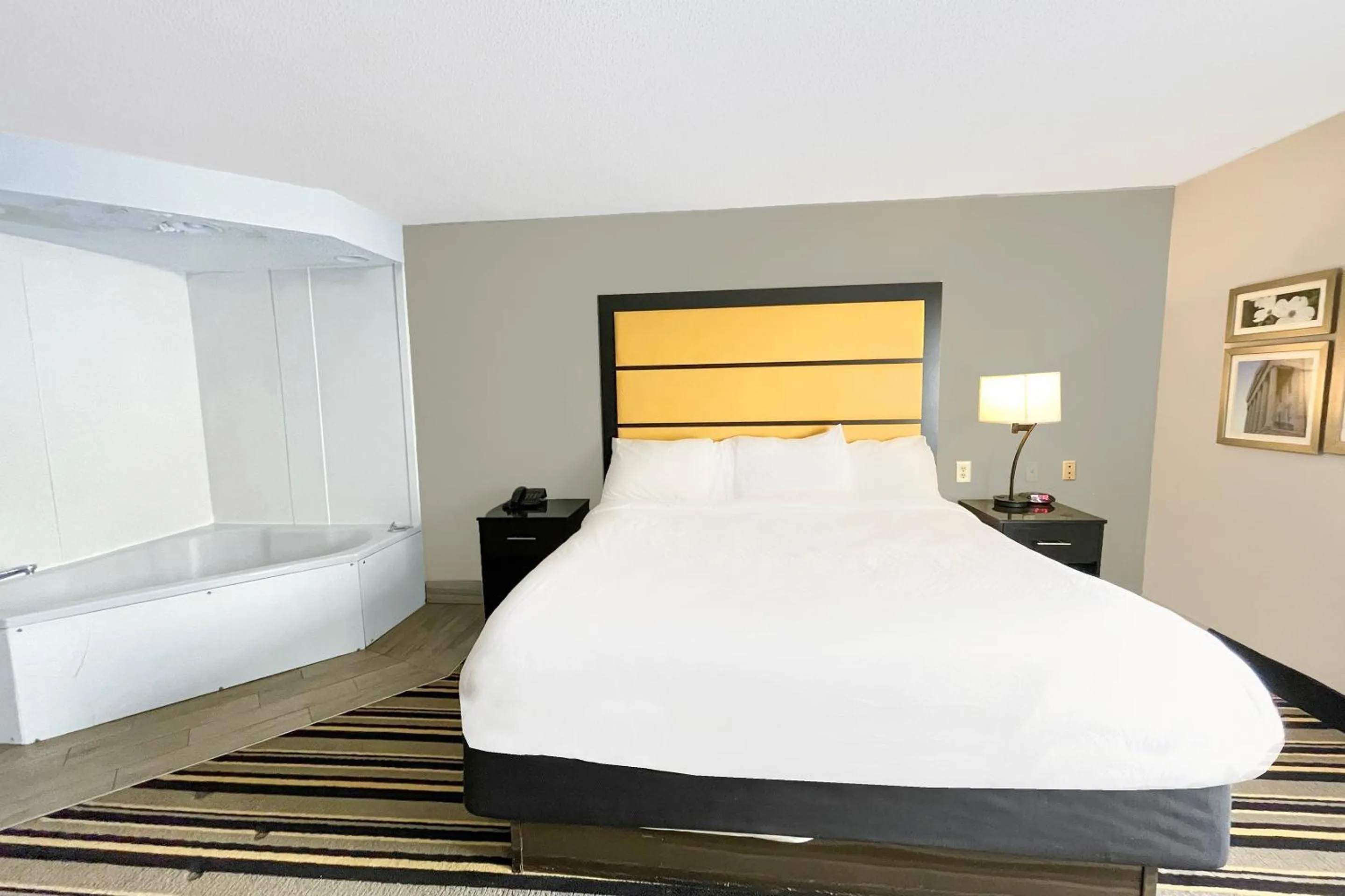 Bedroom, Bed in OYO Townhouse Jackson - Ridgeland