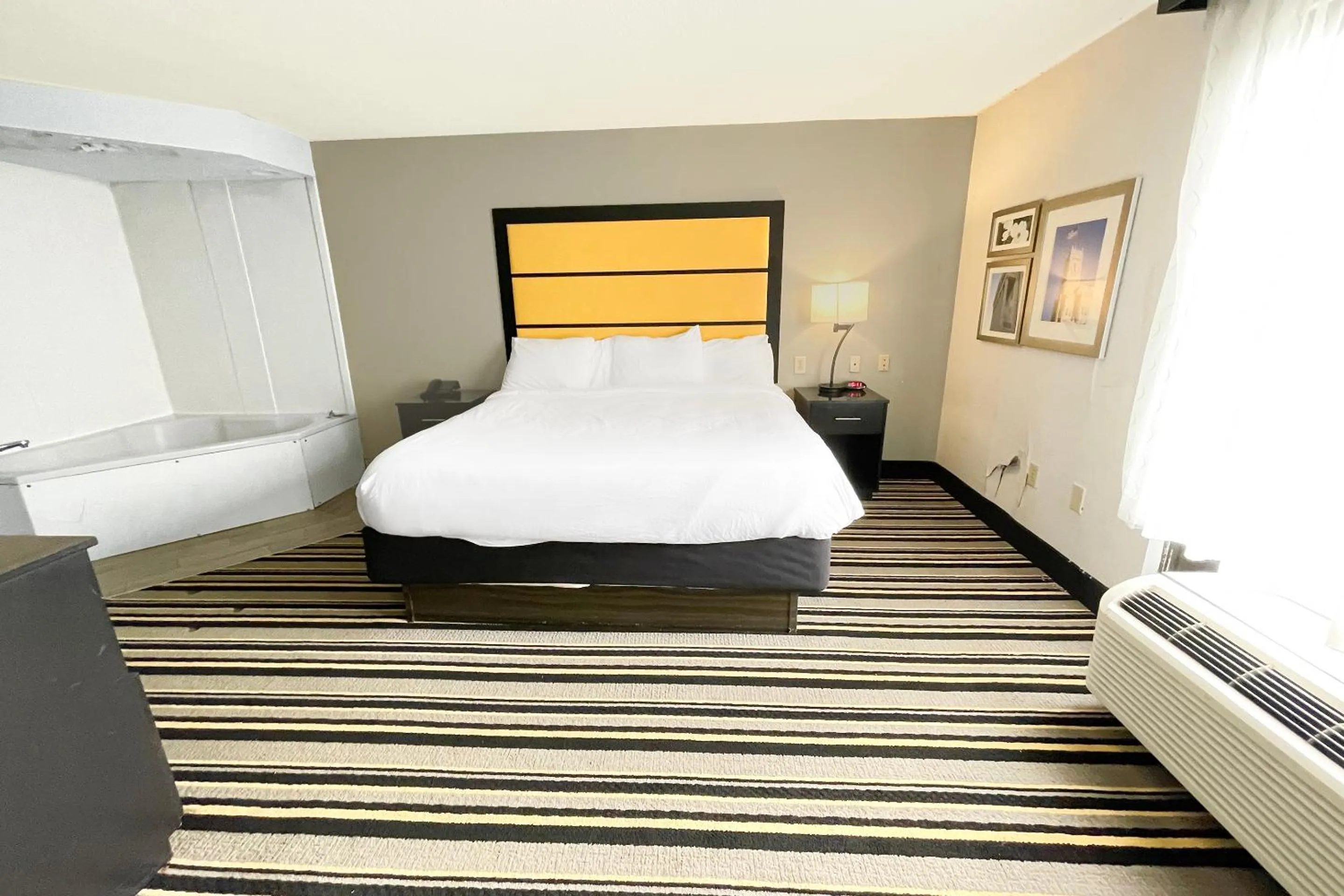 Bedroom, Bed in OYO Townhouse Jackson - Ridgeland