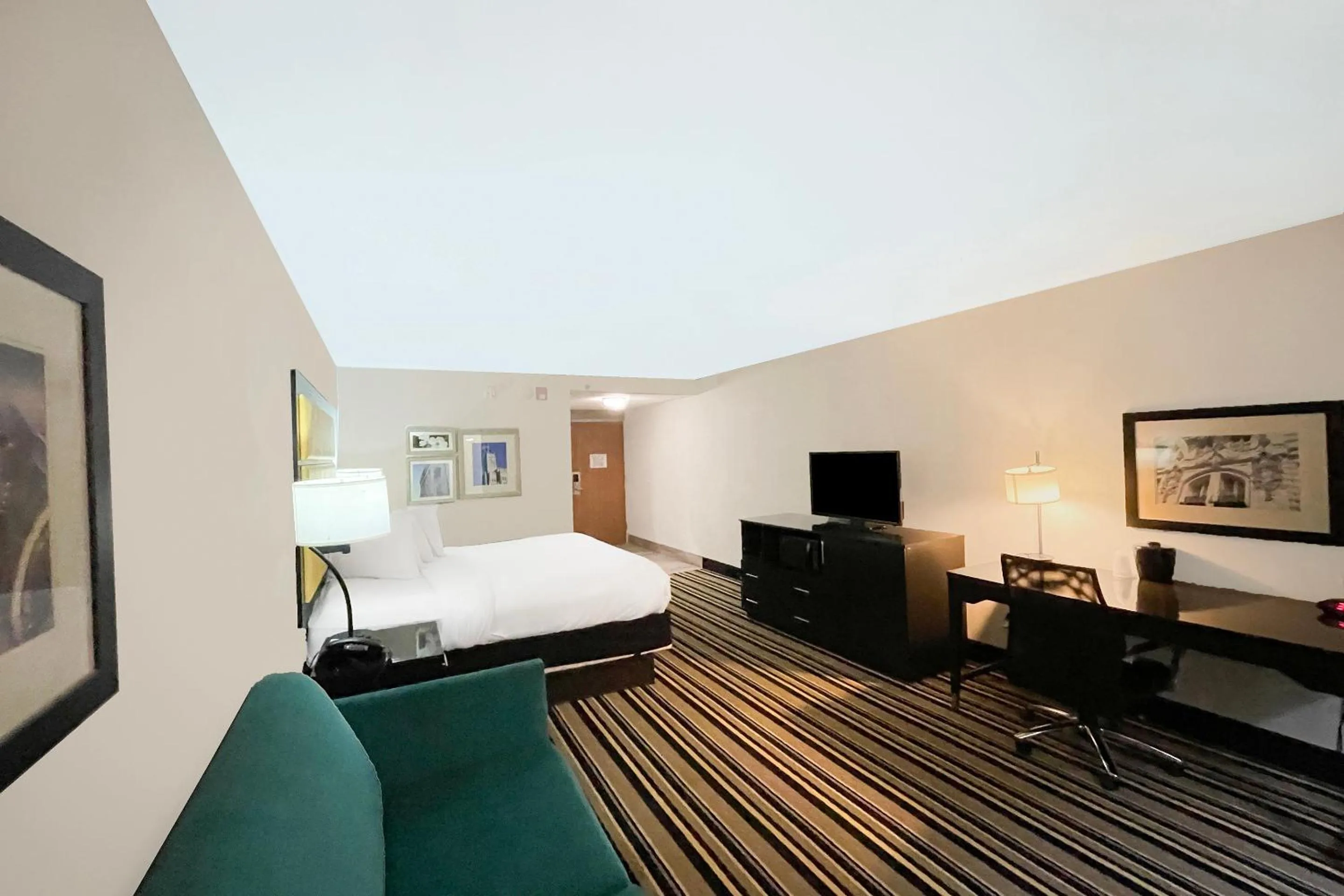 Bedroom, Bed in OYO Townhouse Jackson - Ridgeland