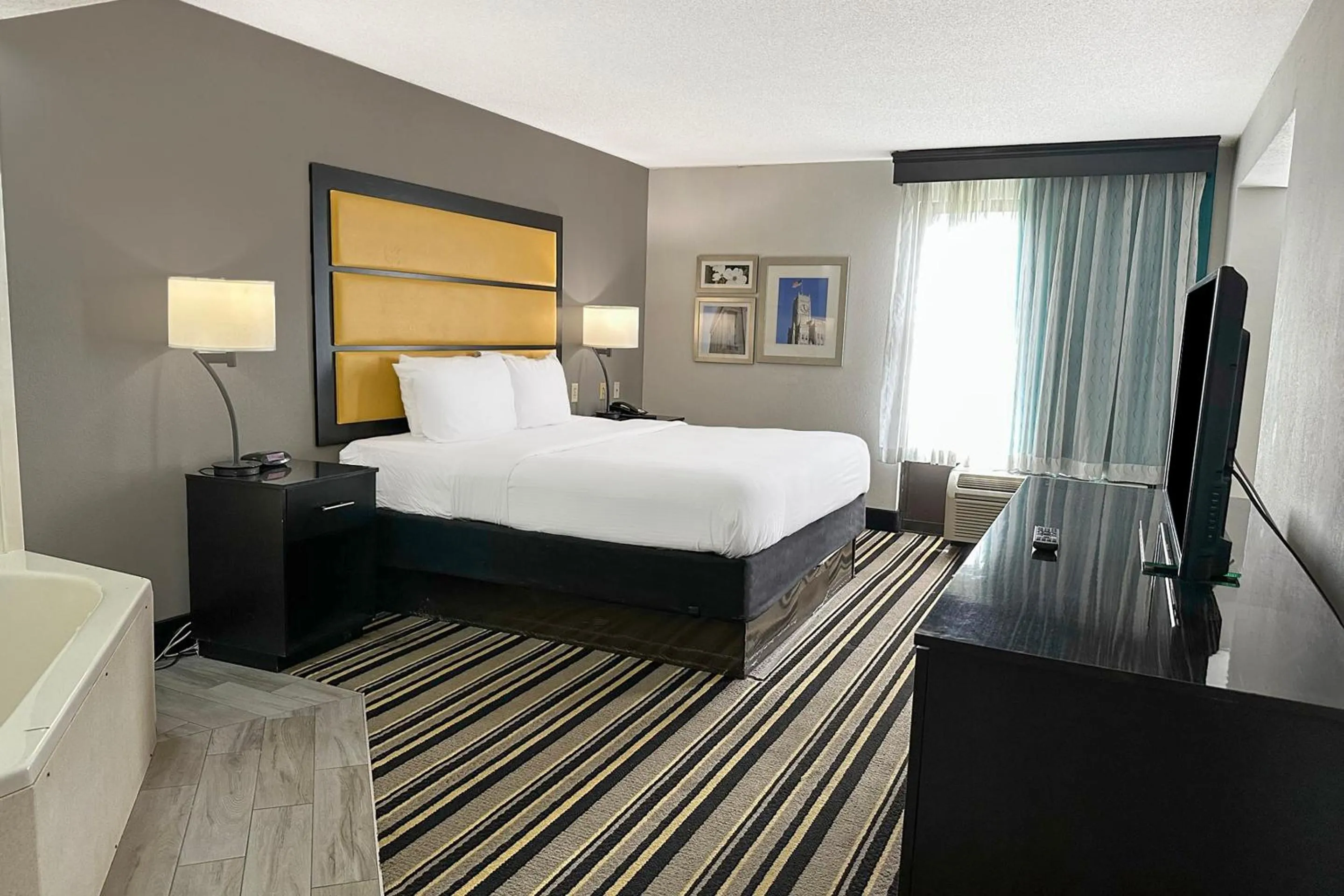 Bedroom, Bed in OYO Townhouse Jackson - Ridgeland