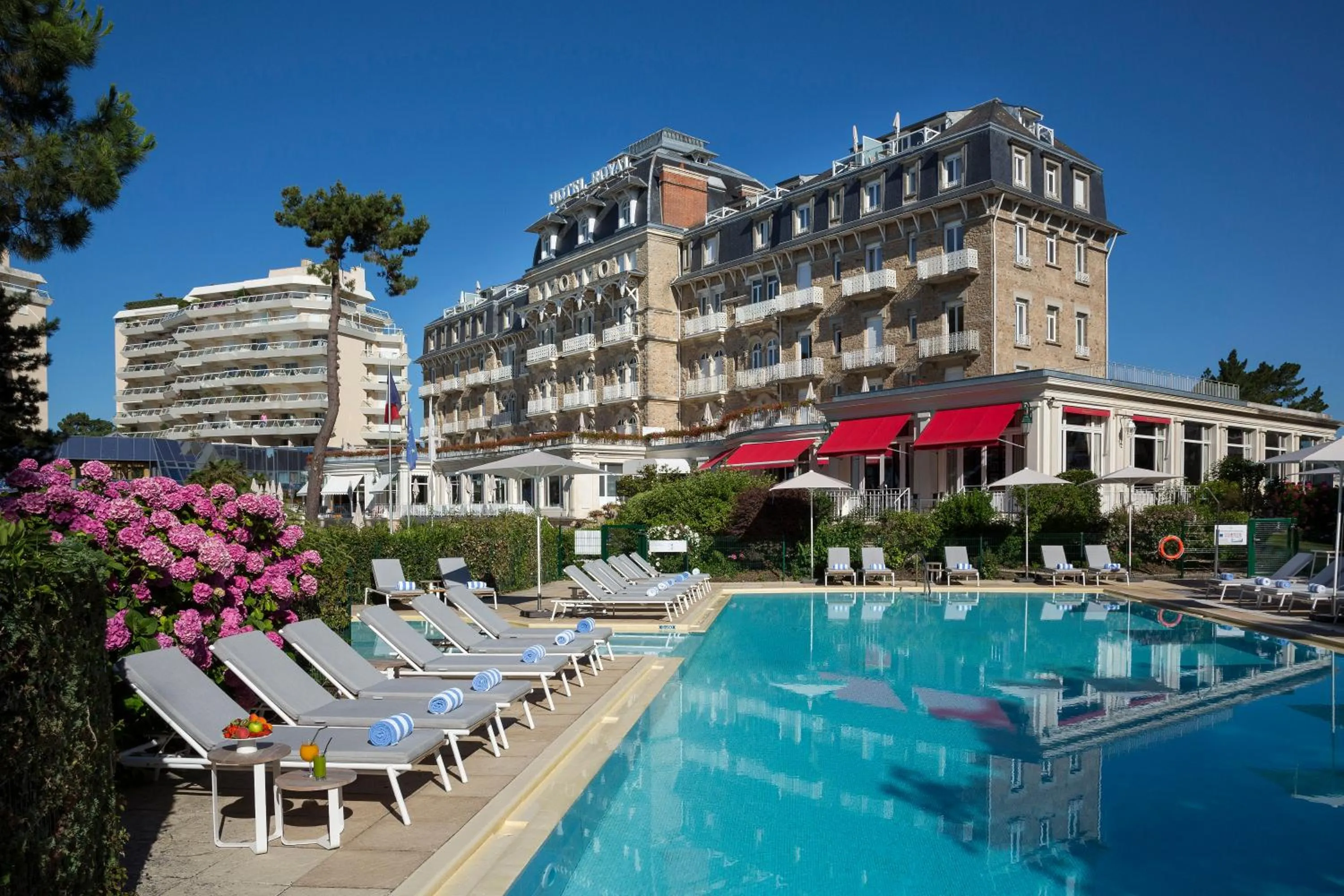 Swimming pool in Hôtel Barrière Le Royal La Baule