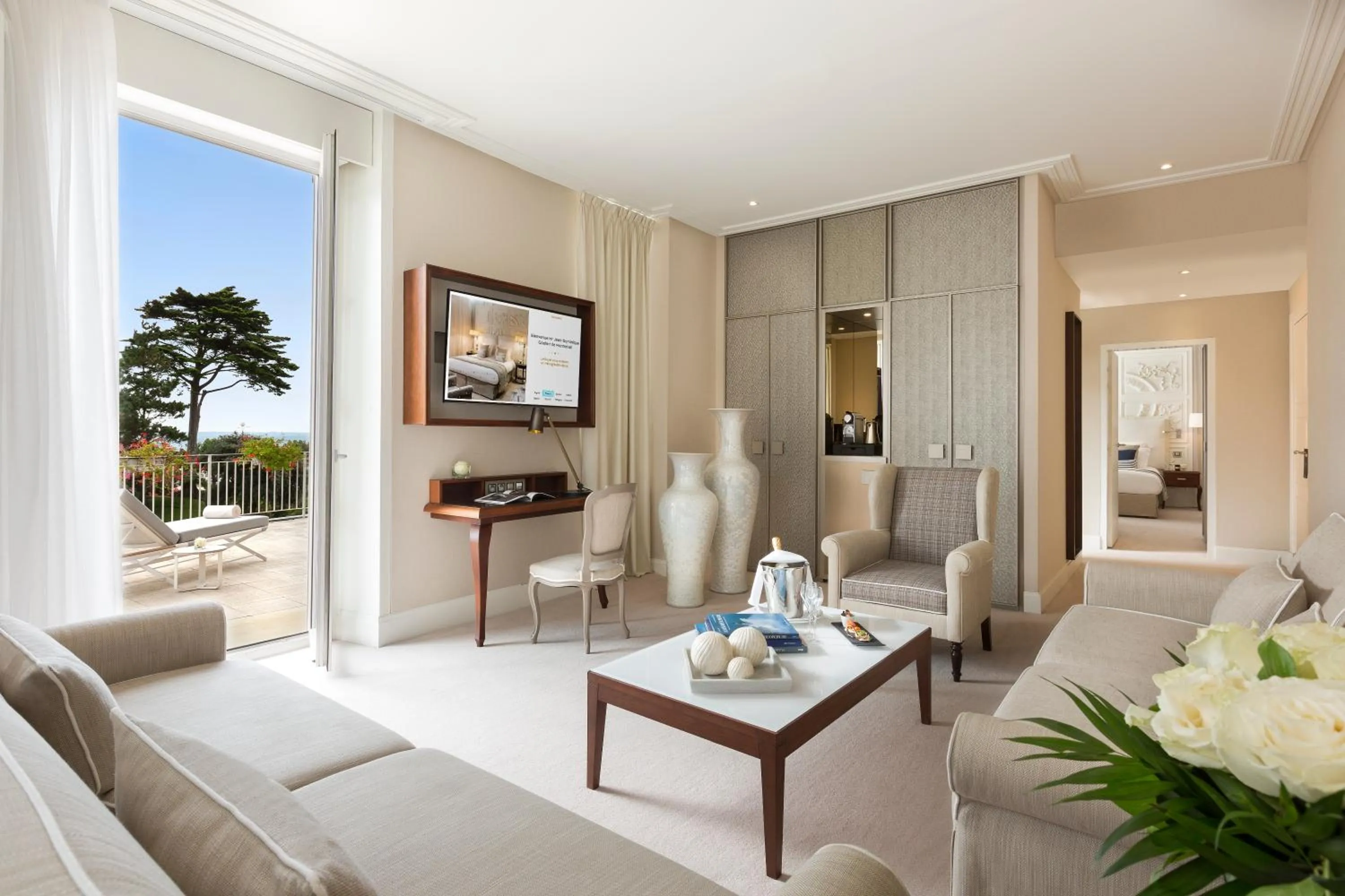Living room in Hôtel Barrière Le Royal La Baule