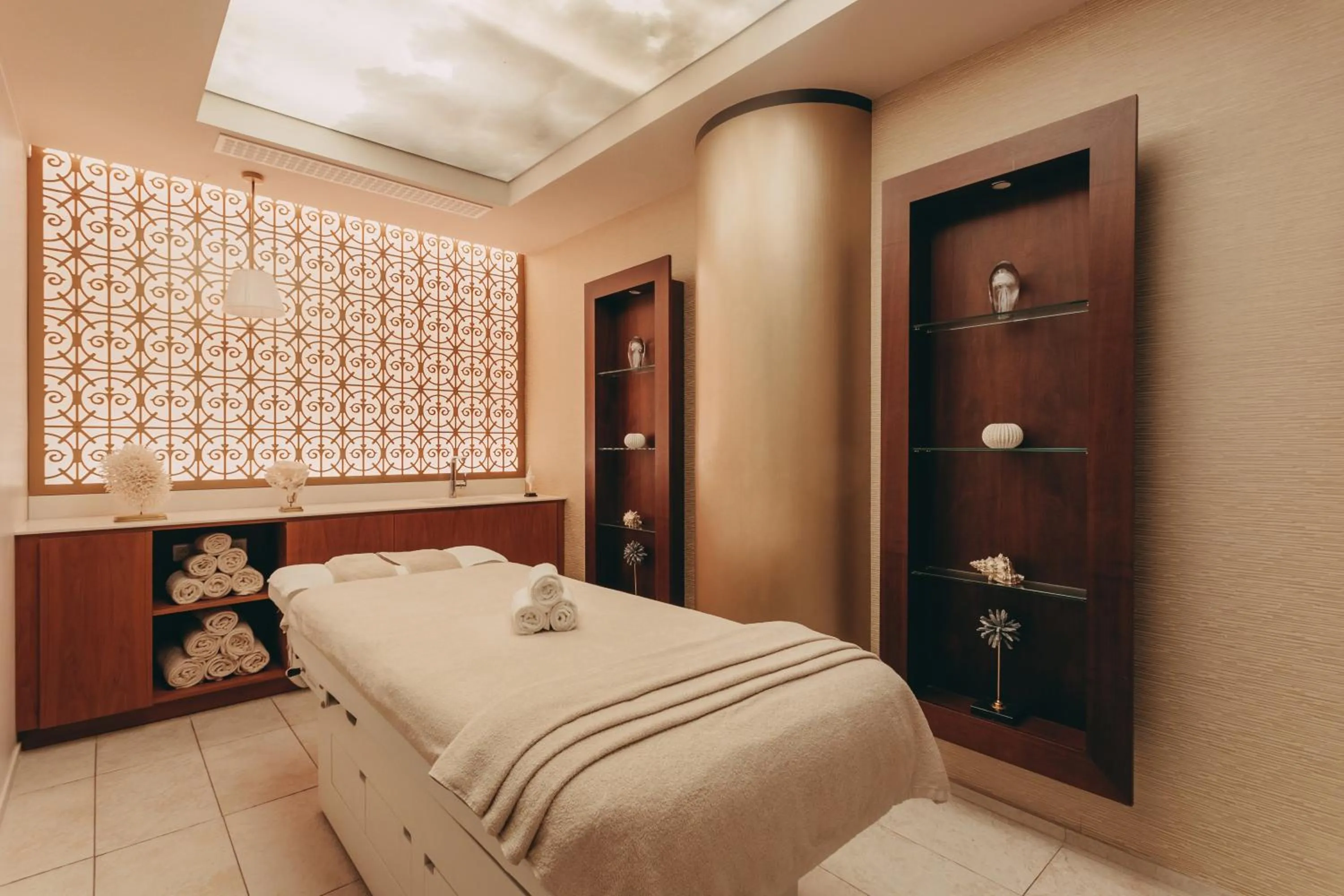 Spa and wellness centre/facilities, Bed in Hôtel Barrière Le Royal La Baule