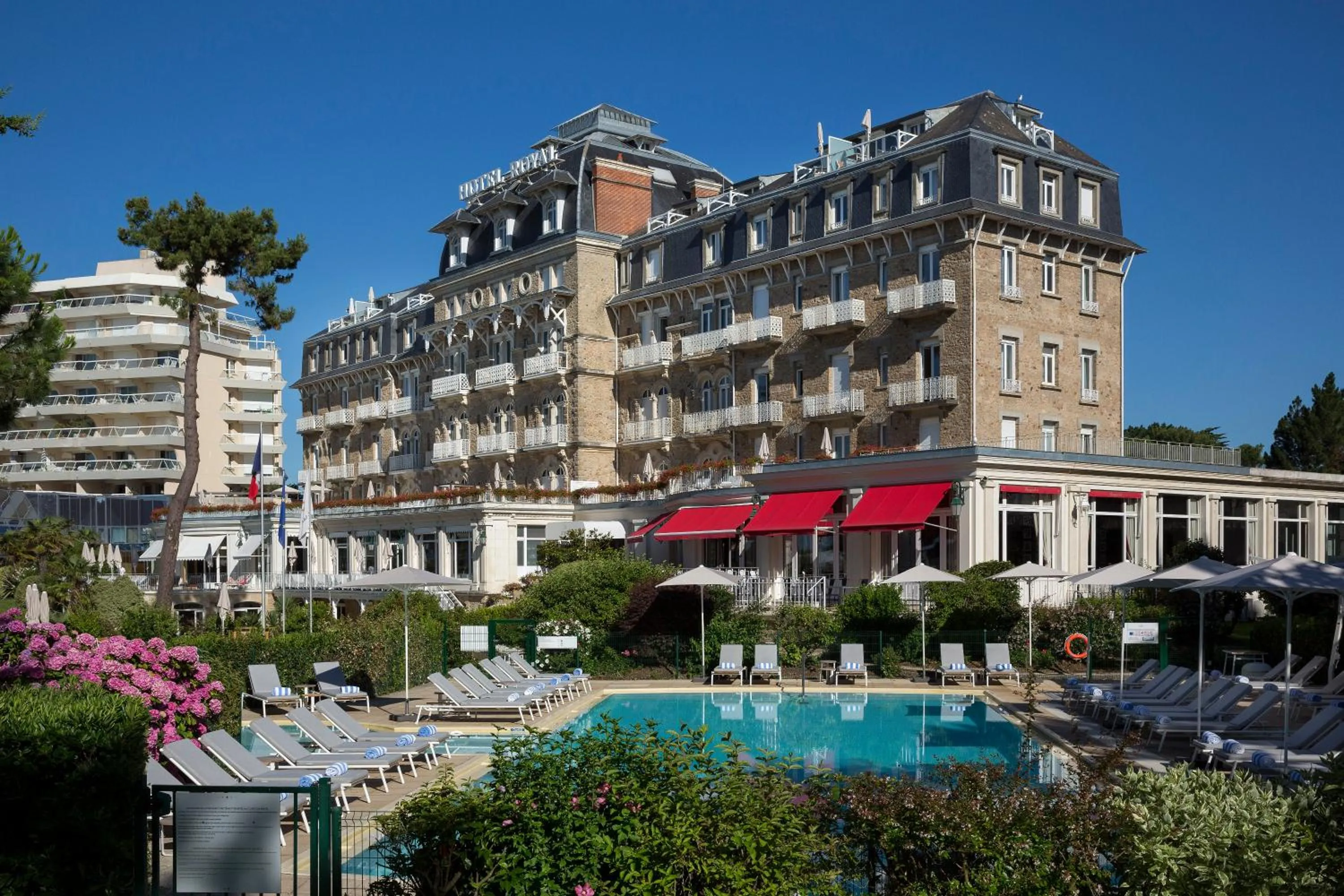 Swimming pool in Hôtel Barrière Le Royal La Baule