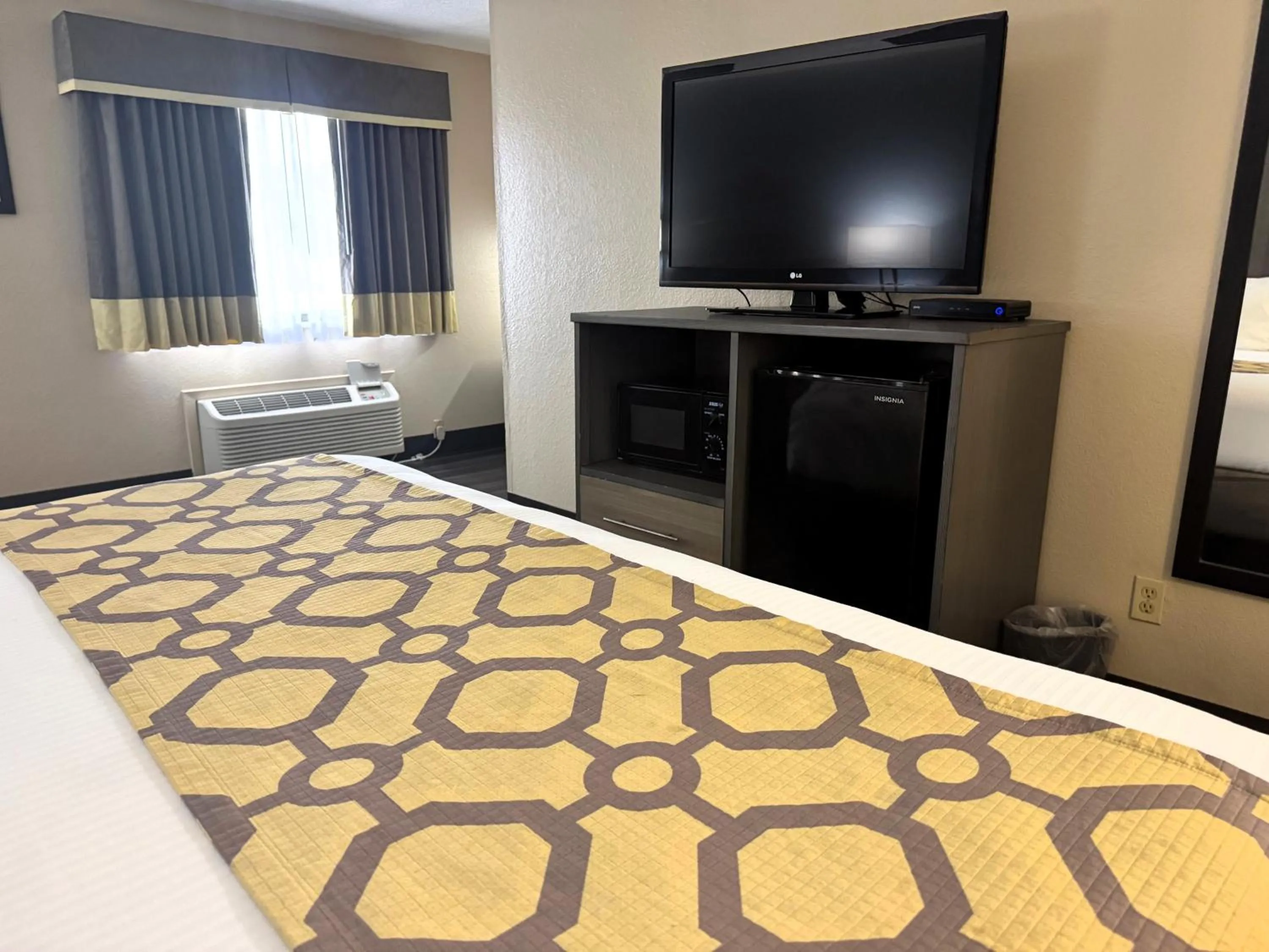 TV and multimedia, Bed in Baymont by Wyndham Tupelo