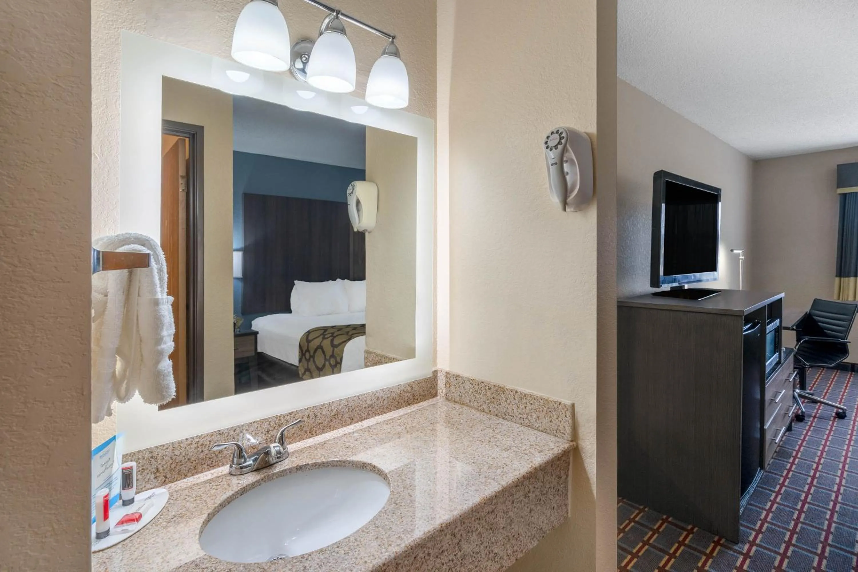 Bathroom, Bed in Baymont by Wyndham Tupelo