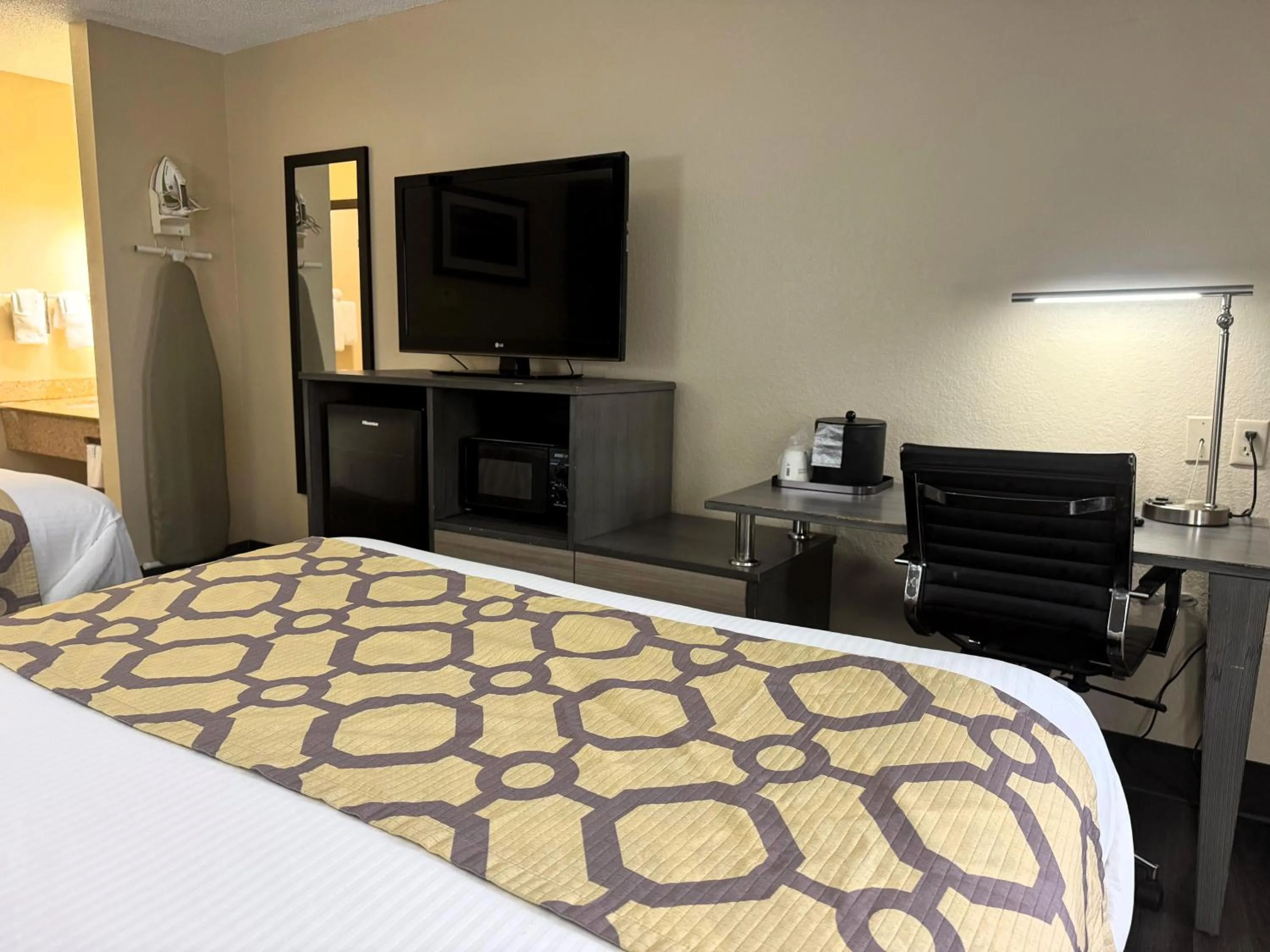 TV and multimedia, Bed in Baymont by Wyndham Tupelo