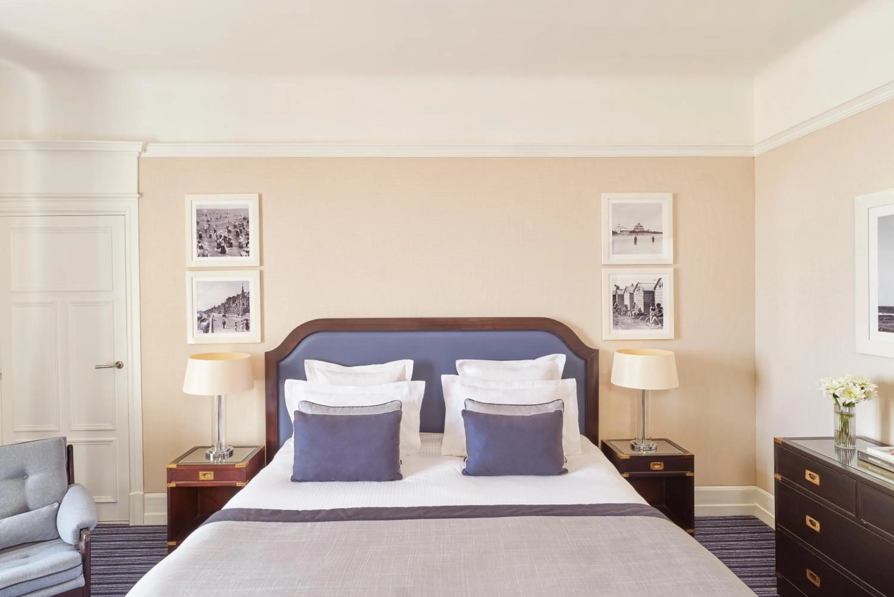 Bedroom, Bed in Hôtel Barrière L'Hermitage