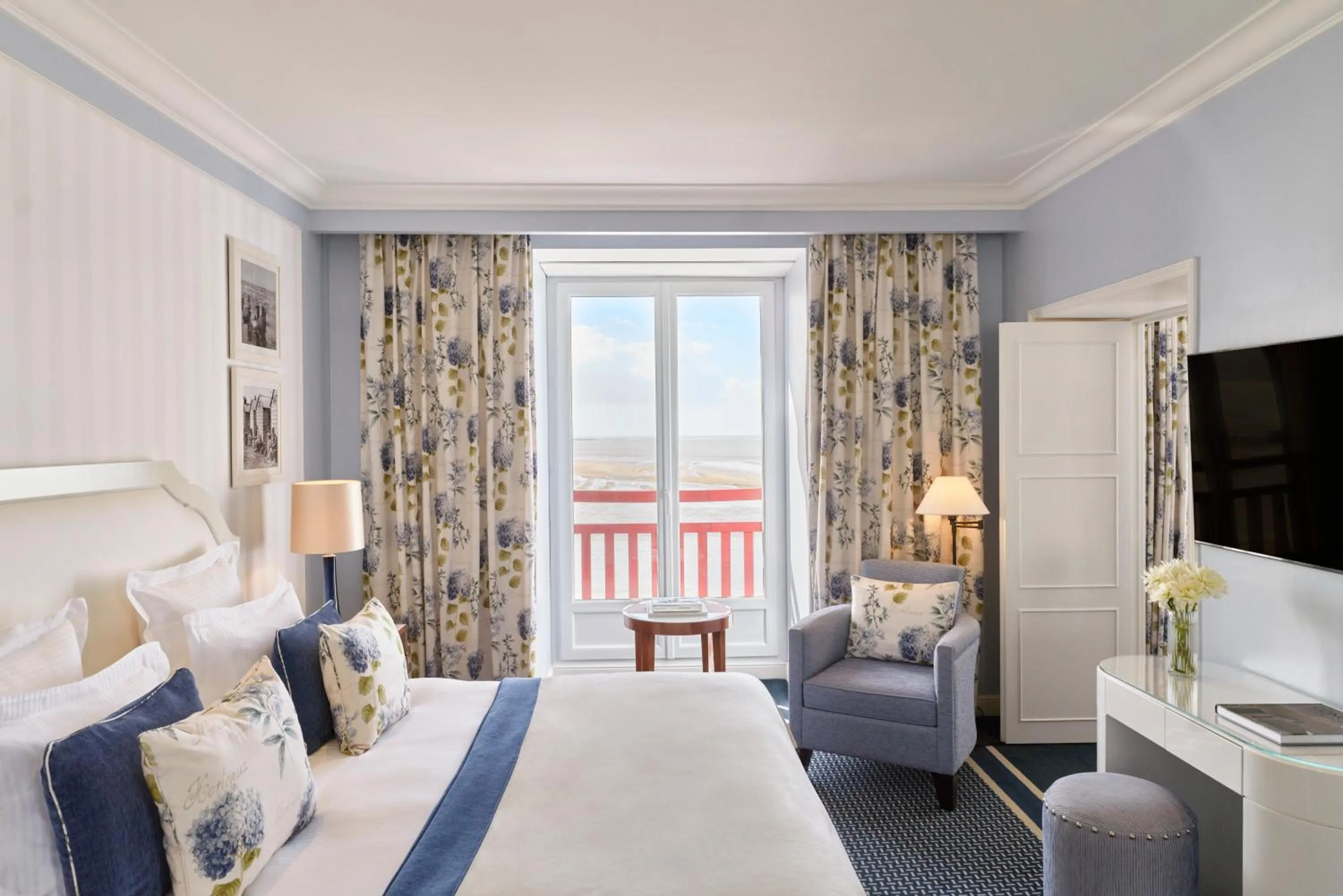 Bedroom, Bed in Hôtel Barrière L'Hermitage