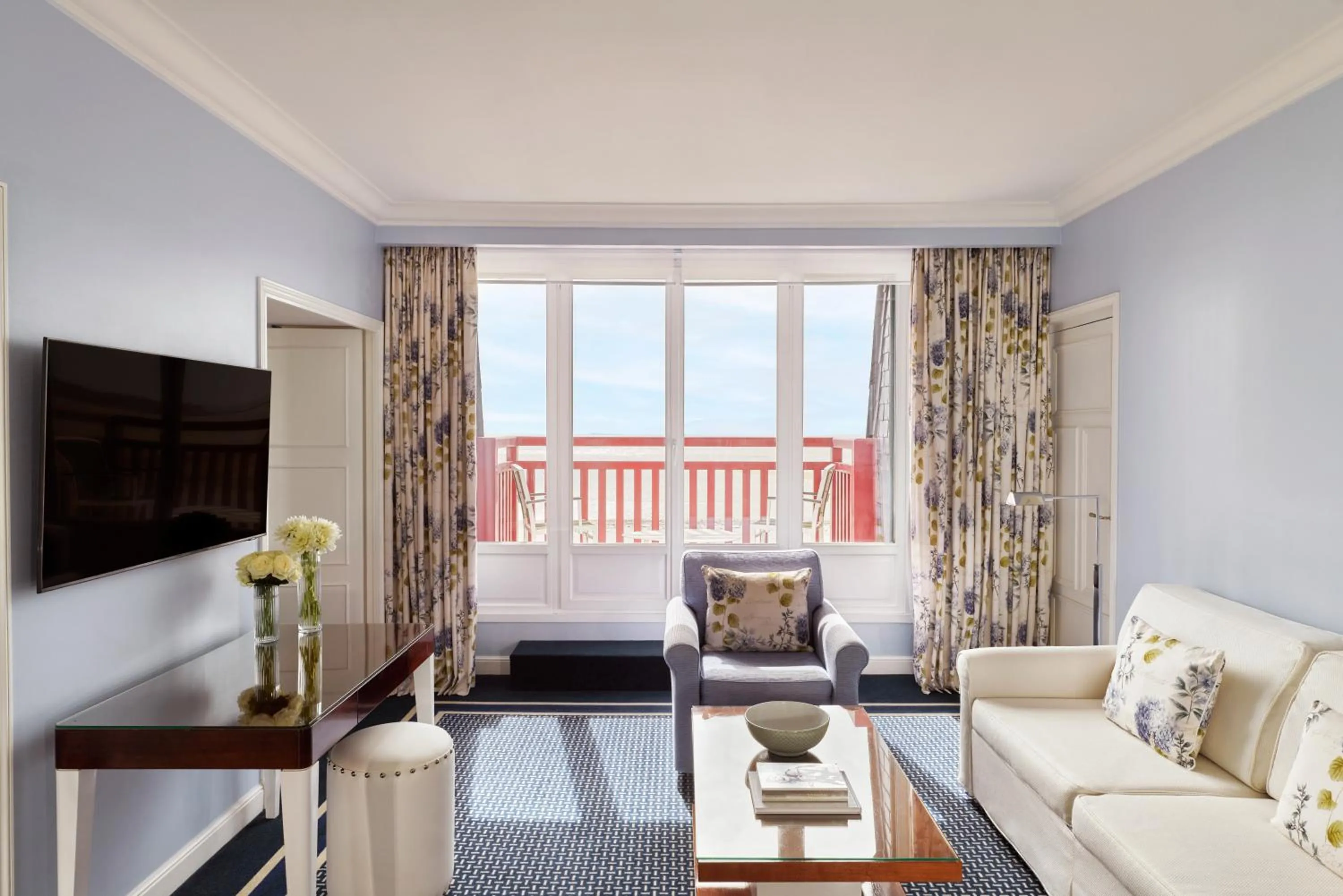 Living room, Bed in Hôtel Barrière L'Hermitage