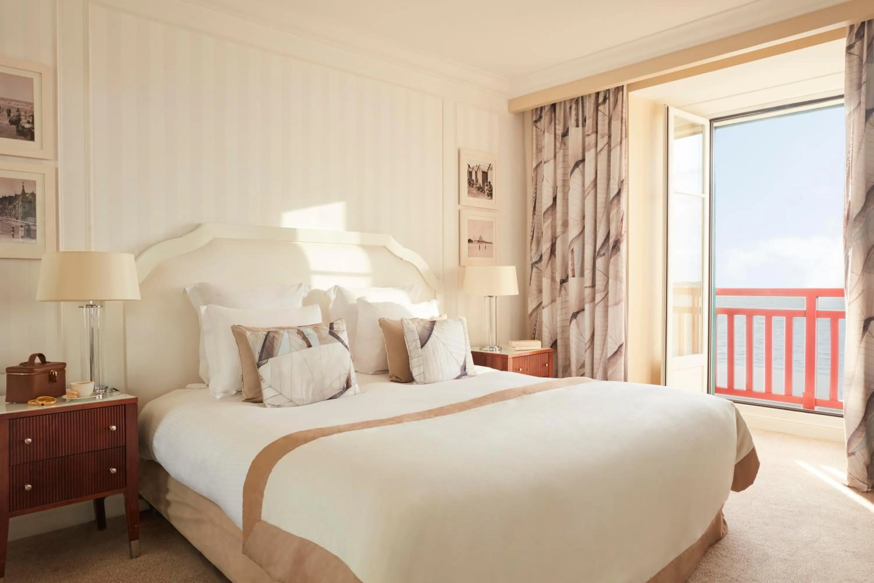 Bedroom, Bed in Hôtel Barrière L'Hermitage