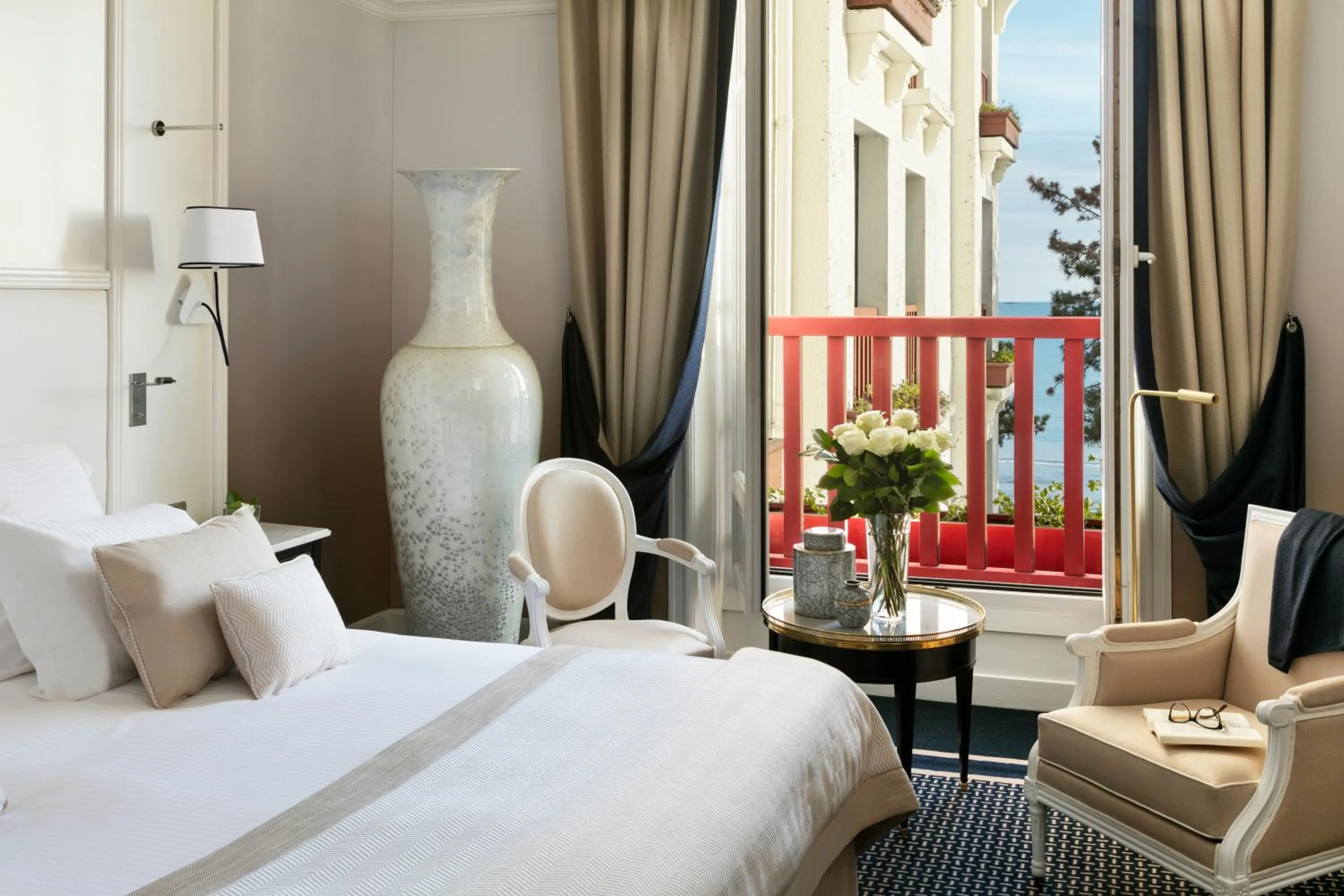 Bedroom, Bed in Hôtel Barrière L'Hermitage