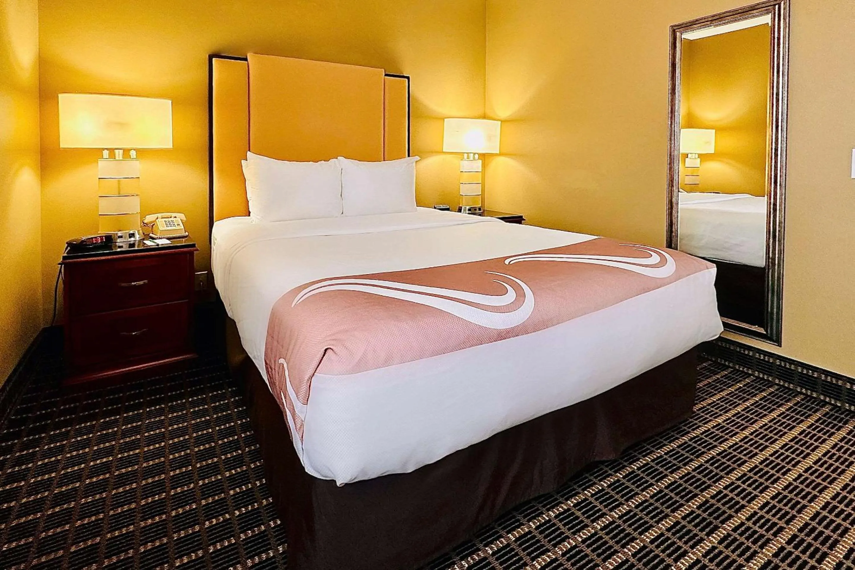 Bedroom, Bed in Quality Inn & Suites Westminster Seal Beach