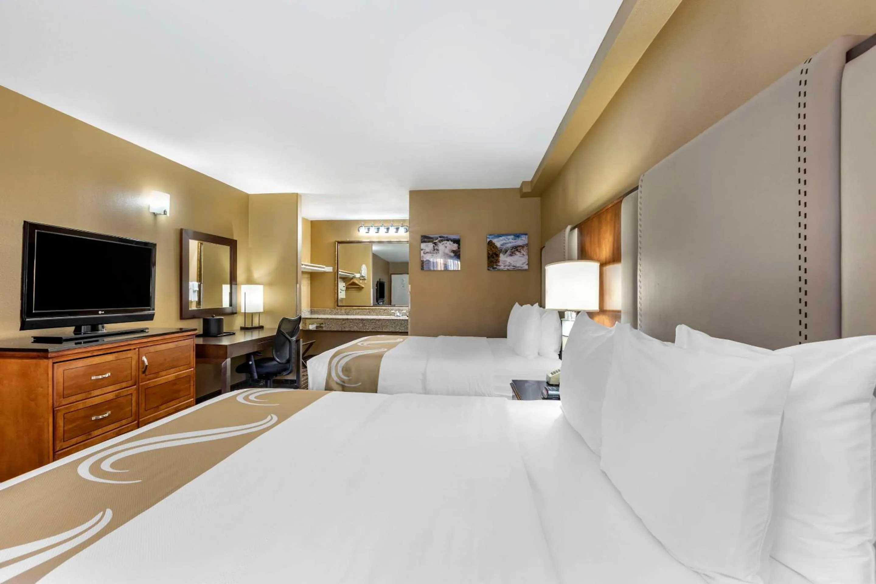 Bedroom, Bed in Quality Inn & Suites Westminster Seal Beach