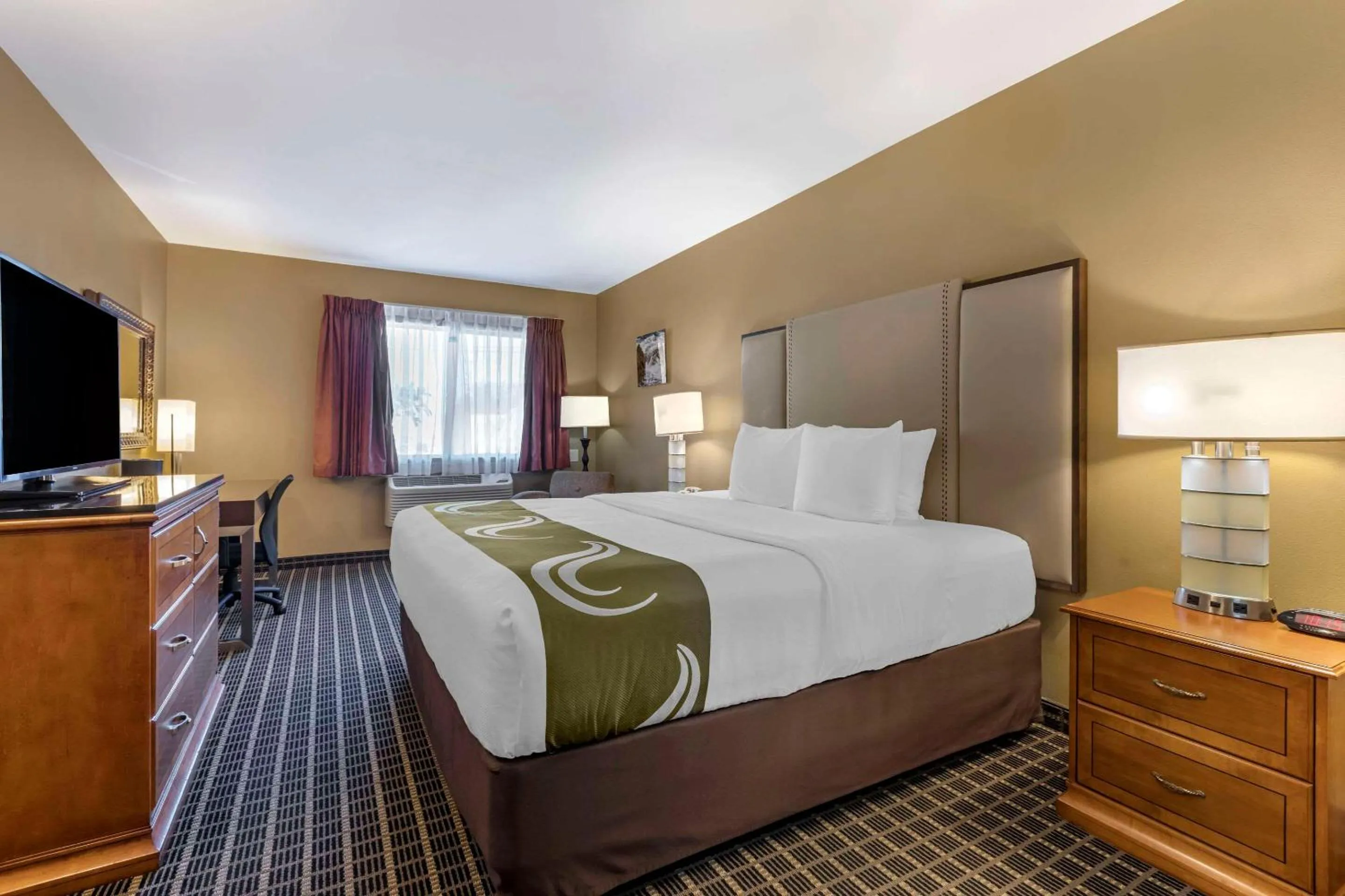 Bedroom, Bed in Quality Inn & Suites Westminster Seal Beach