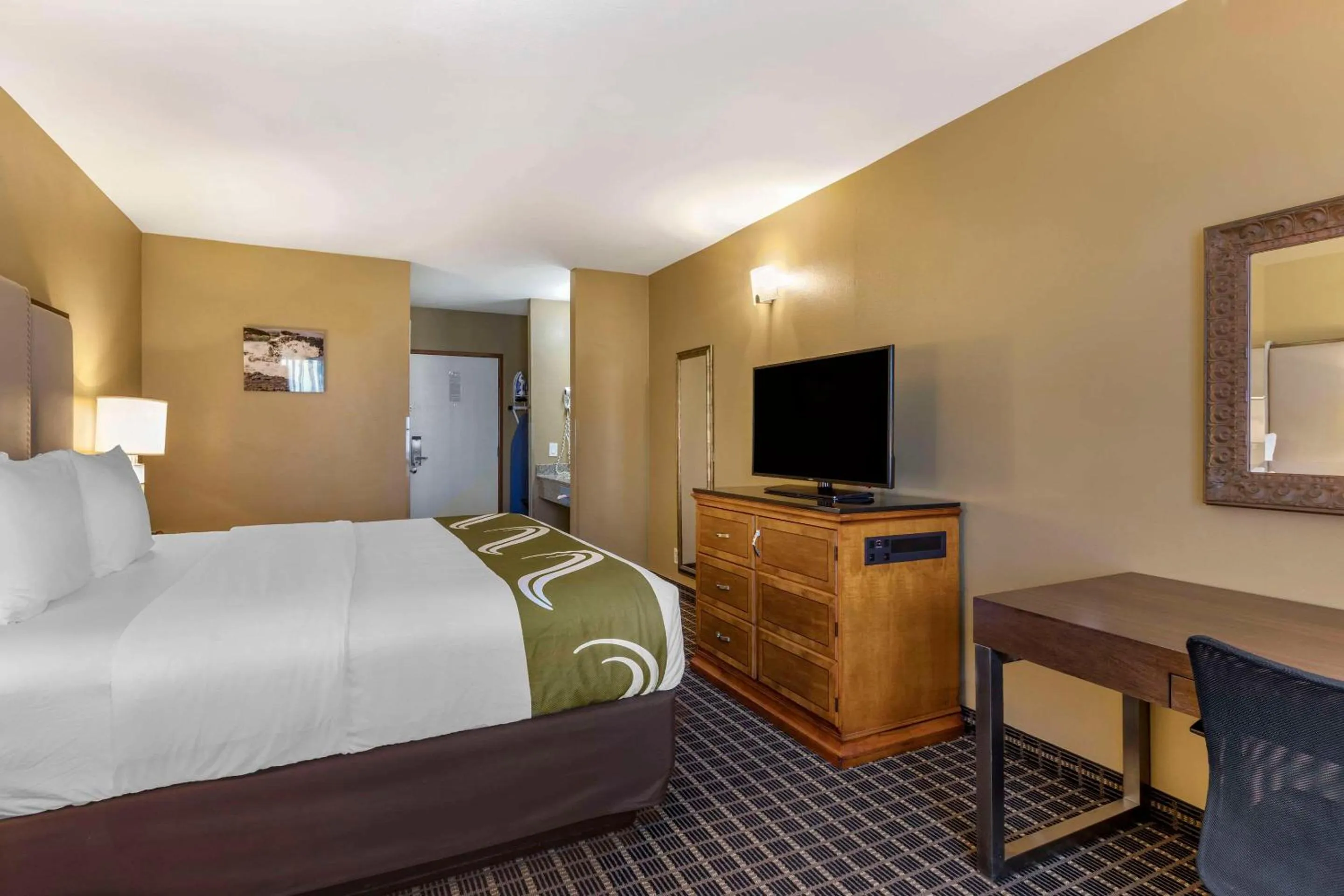 Bedroom, Bed in Quality Inn & Suites Westminster Seal Beach