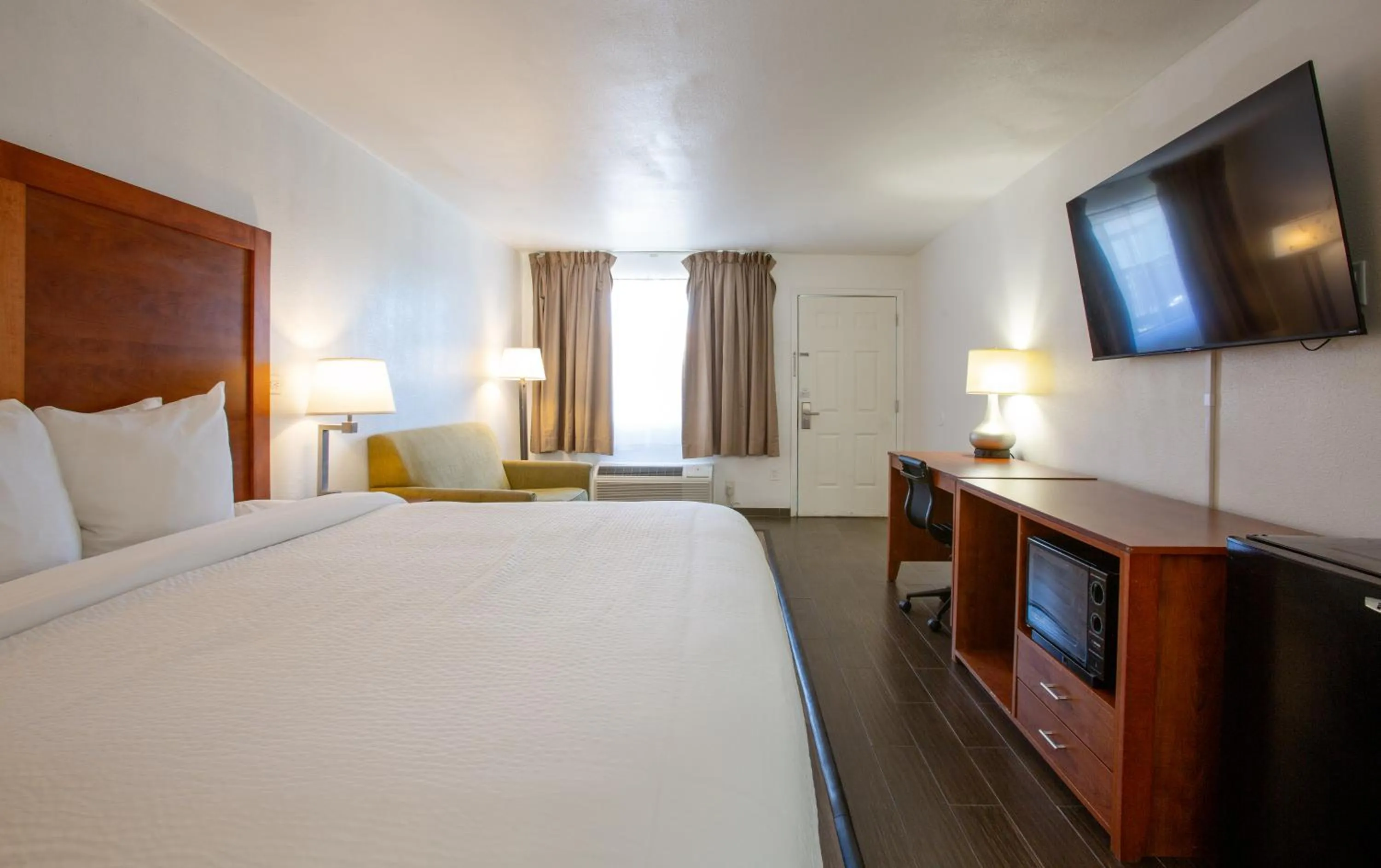 Bedroom, Bed in The Hotel Serene Glendale Peoria, Surestay Collection by Best Western