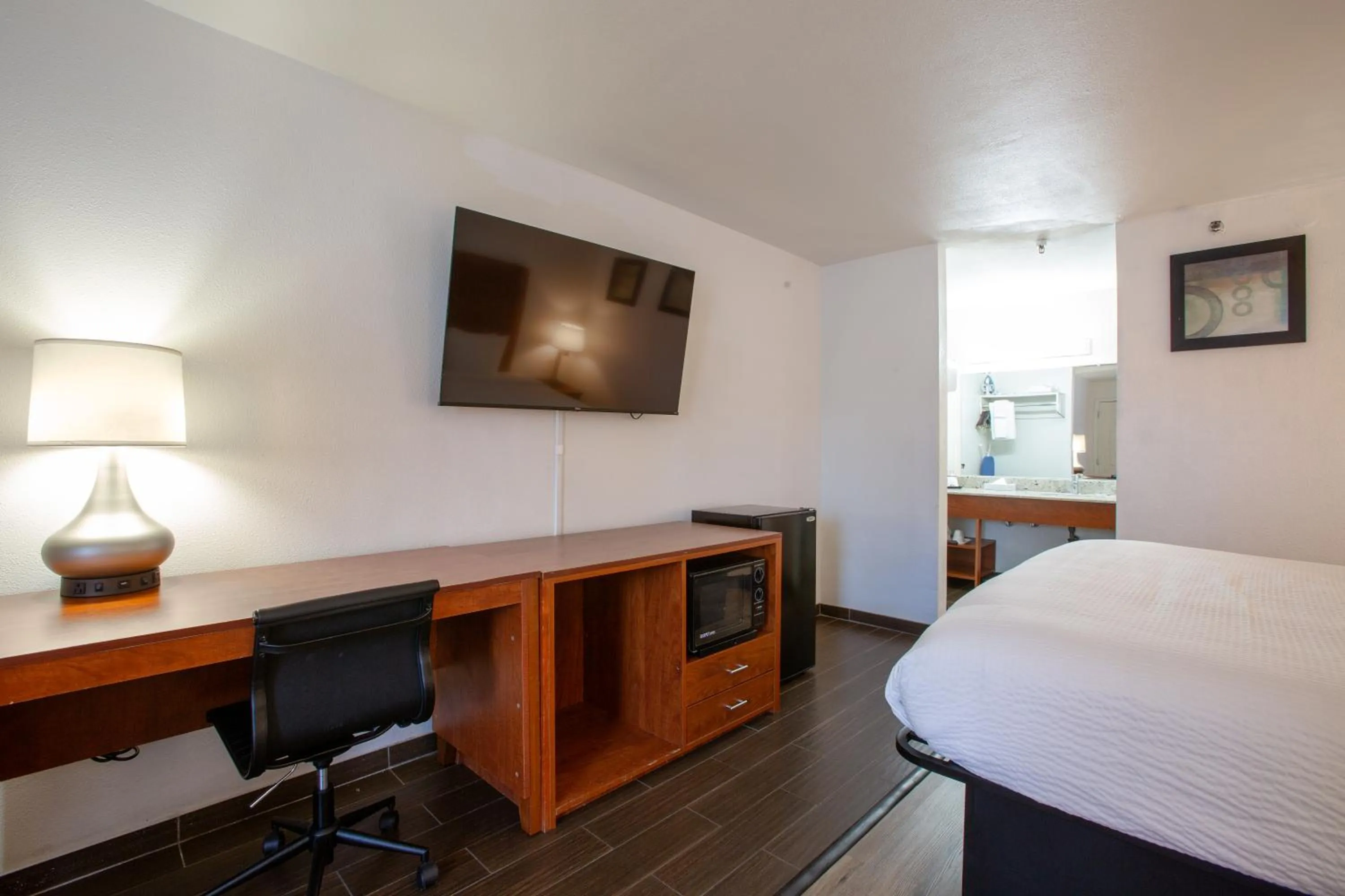 Bedroom, Bed in The Hotel Serene Glendale Peoria, Surestay Collection by Best Western