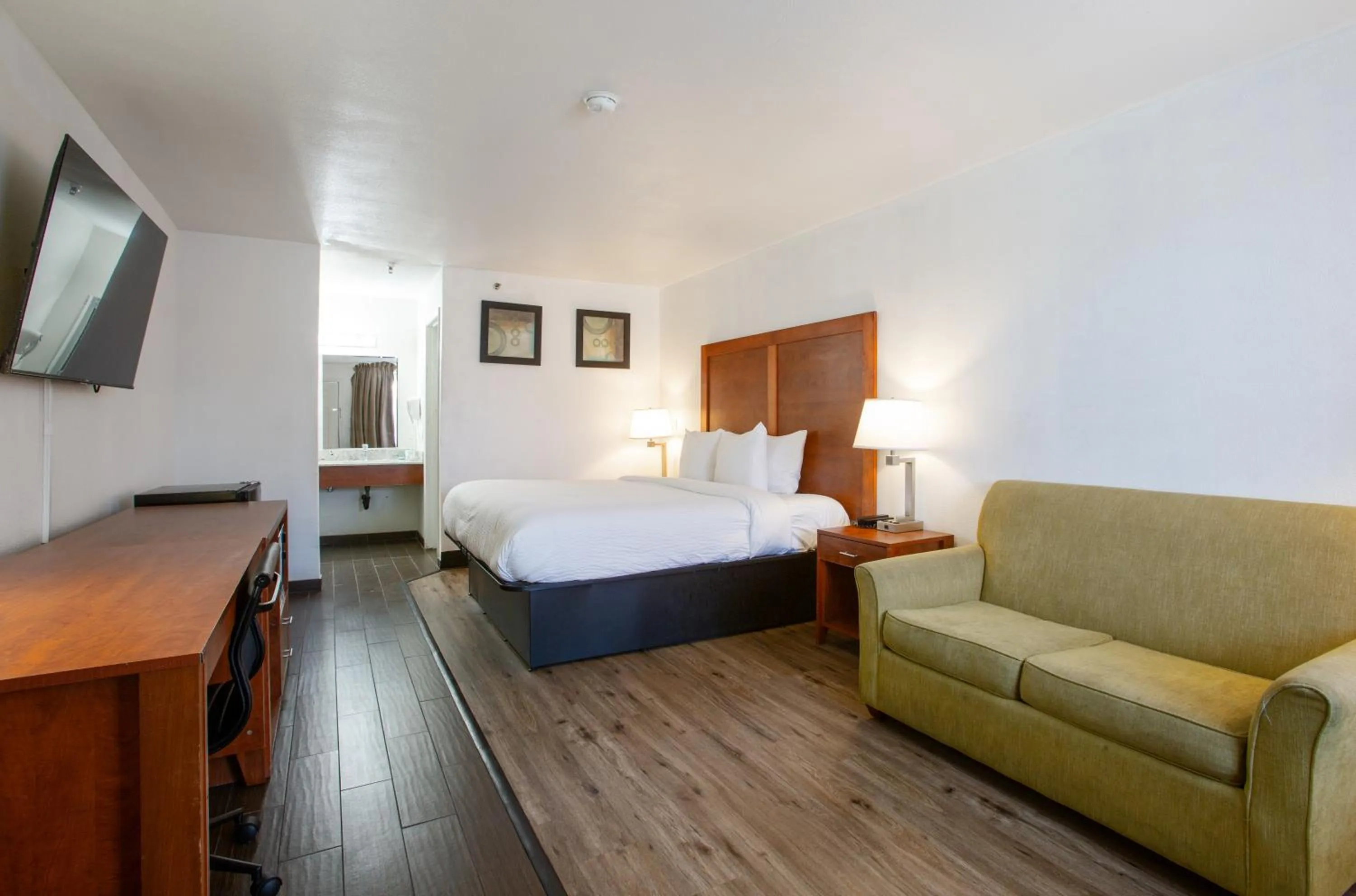 Bedroom, Bed in The Hotel Serene Glendale Peoria, Surestay Collection by Best Western