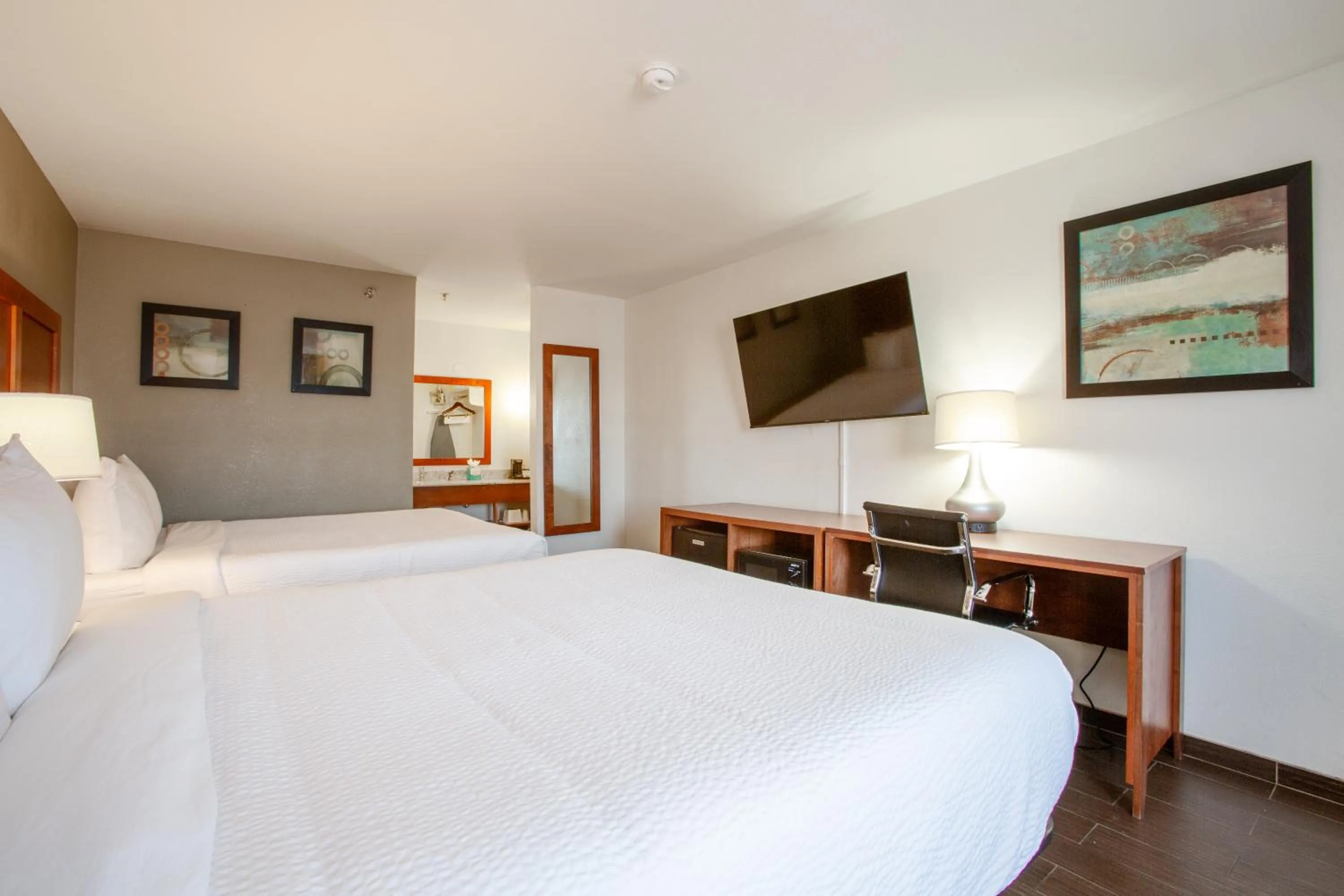 Bedroom, Bed in The Hotel Serene Glendale Peoria, Surestay Collection by Best Western