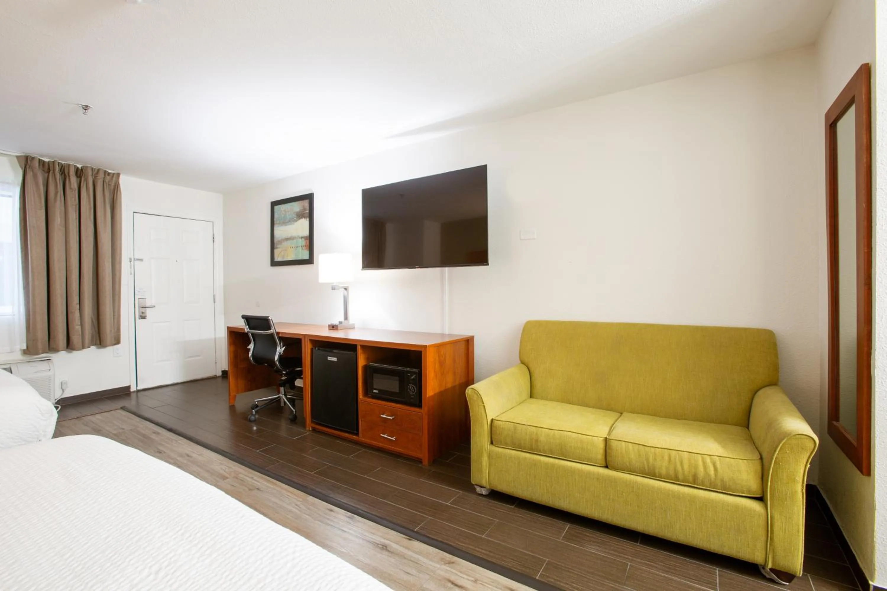 Bedroom, Bed in The Hotel Serene Glendale Peoria, Surestay Collection by Best Western