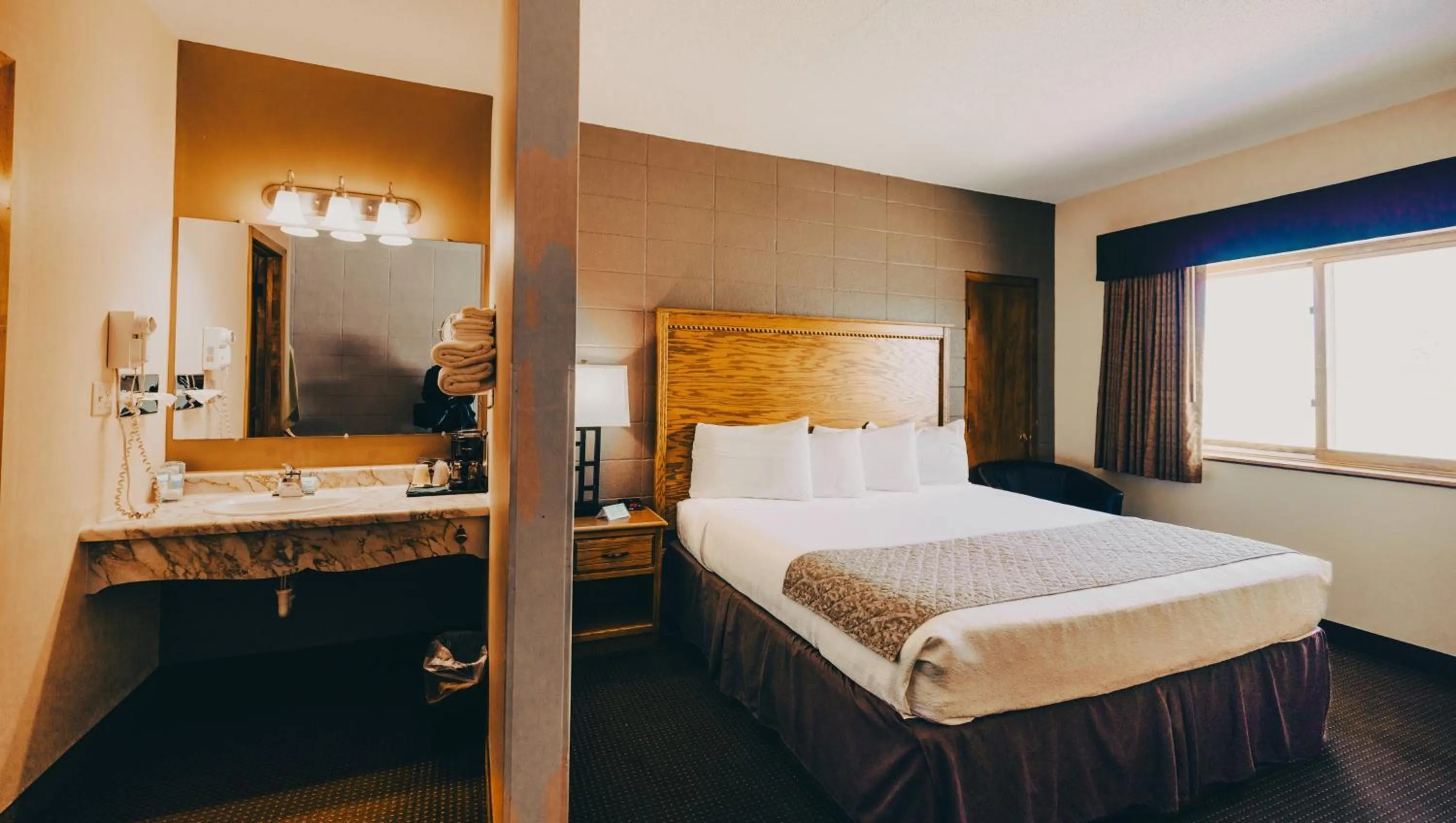 Bedroom, Bed in Wrangler Inn Mobridge