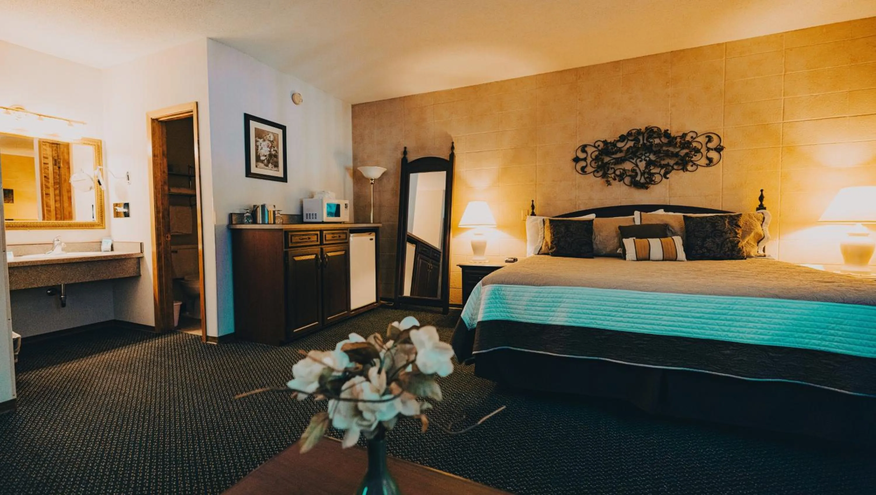 Bedroom, Bed in Wrangler Inn Mobridge