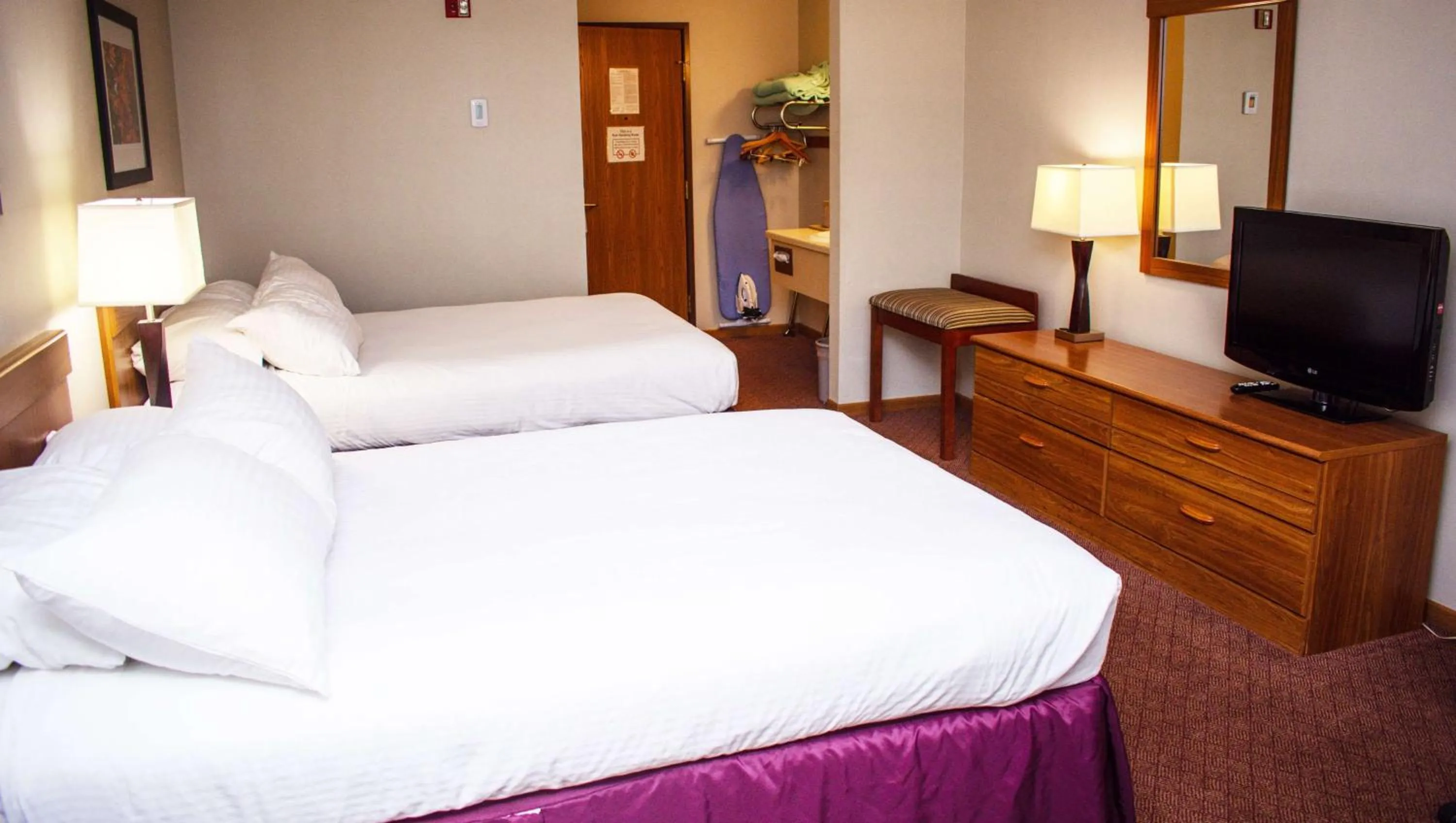 Photo of the whole room, Bed in Magnuson Hotel Country Inn