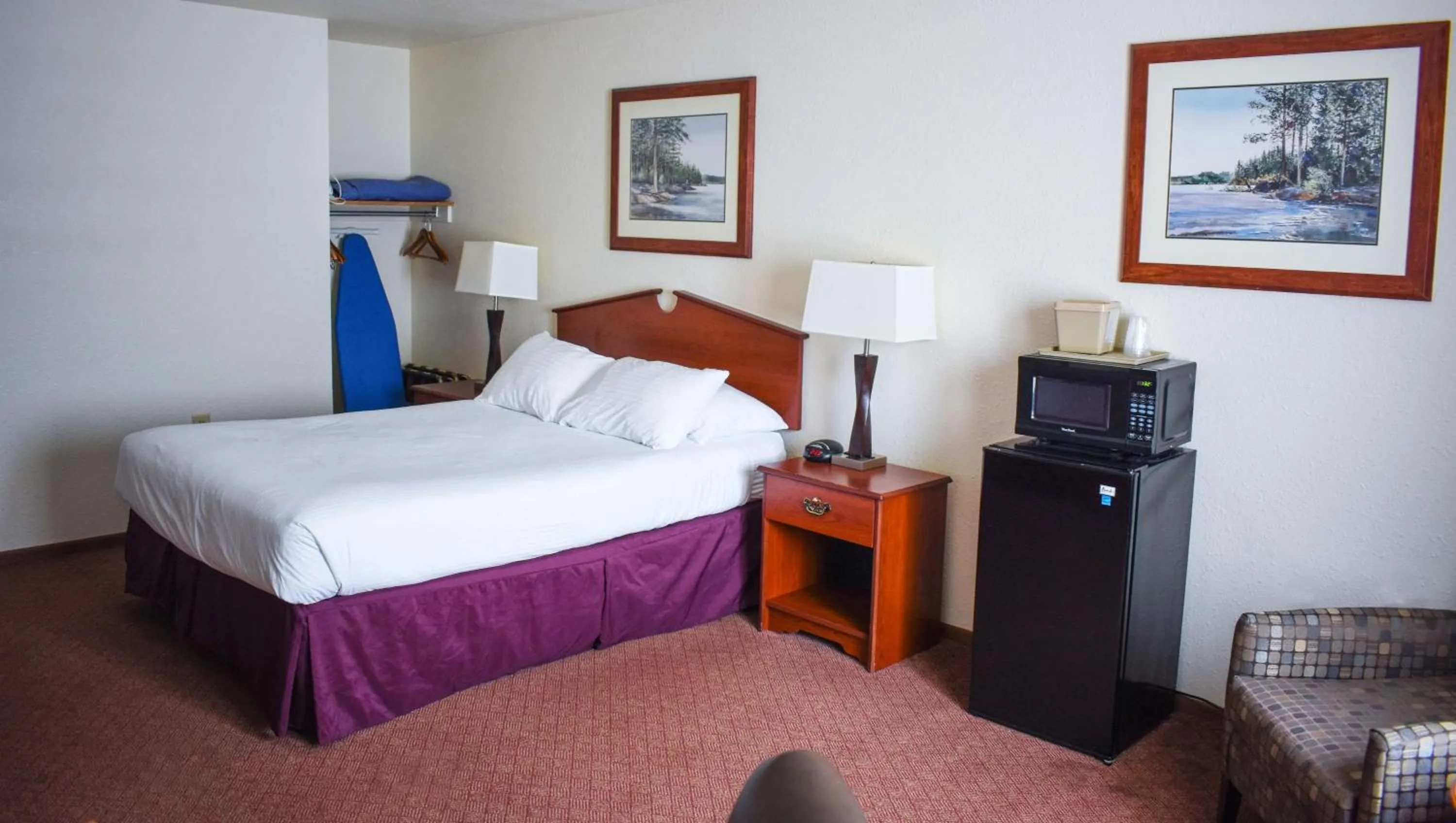 Photo of the whole room, Bed in Magnuson Hotel Country Inn