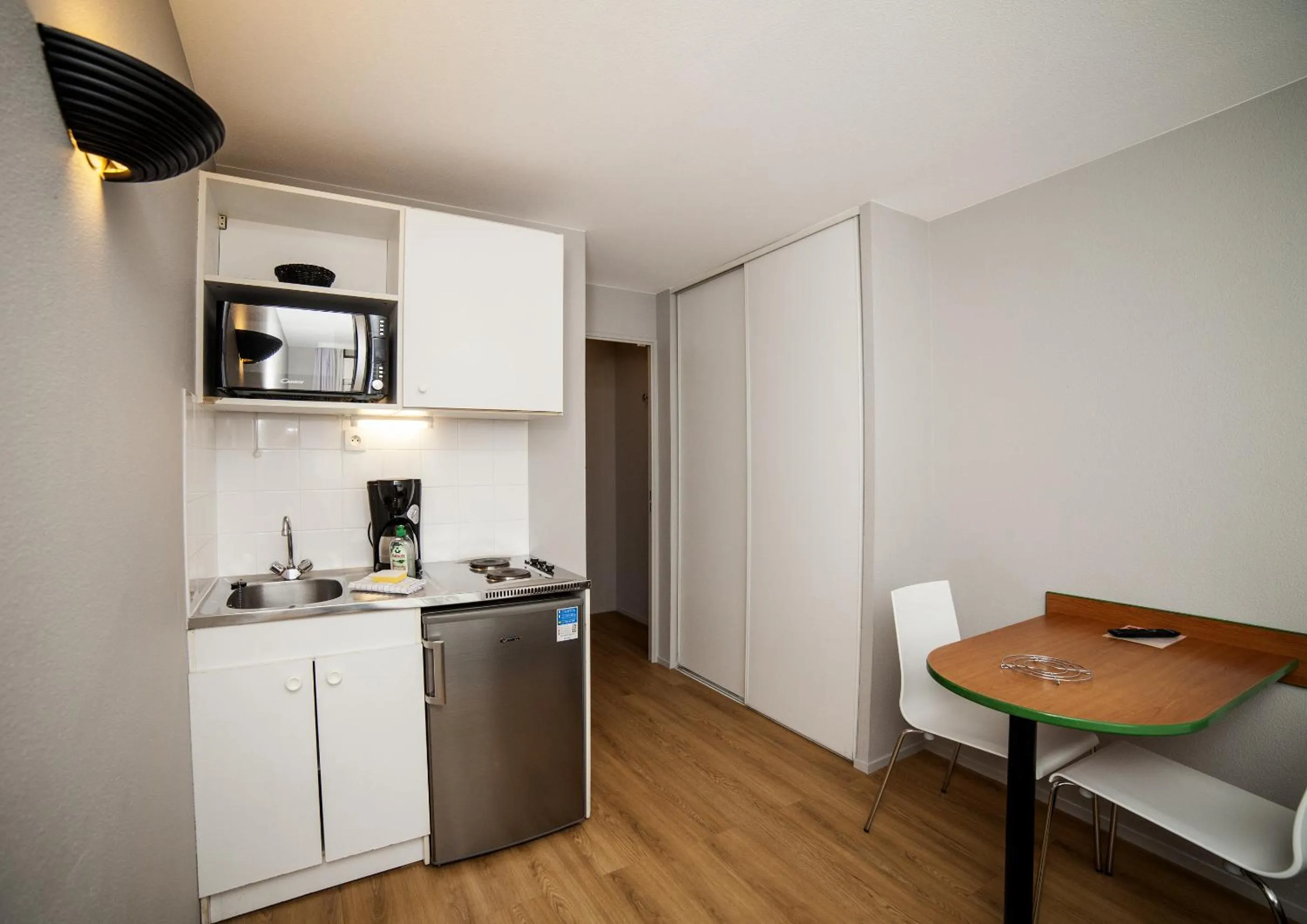 Kitchen or kitchenette in Aparthotel Adagio Access Paris Maisons-Alfort