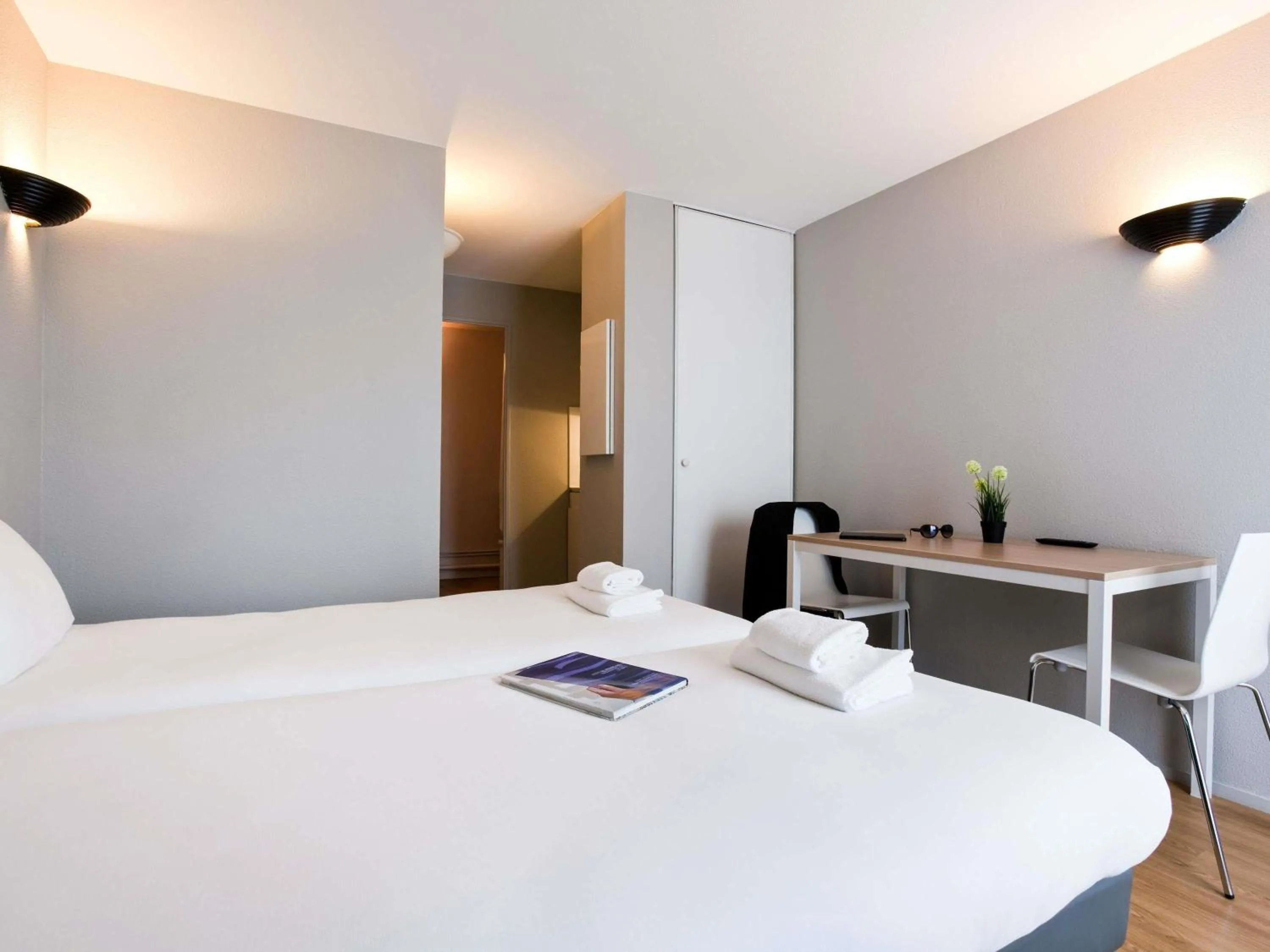Property building, Bed in Aparthotel Adagio Access Paris Maisons-Alfort