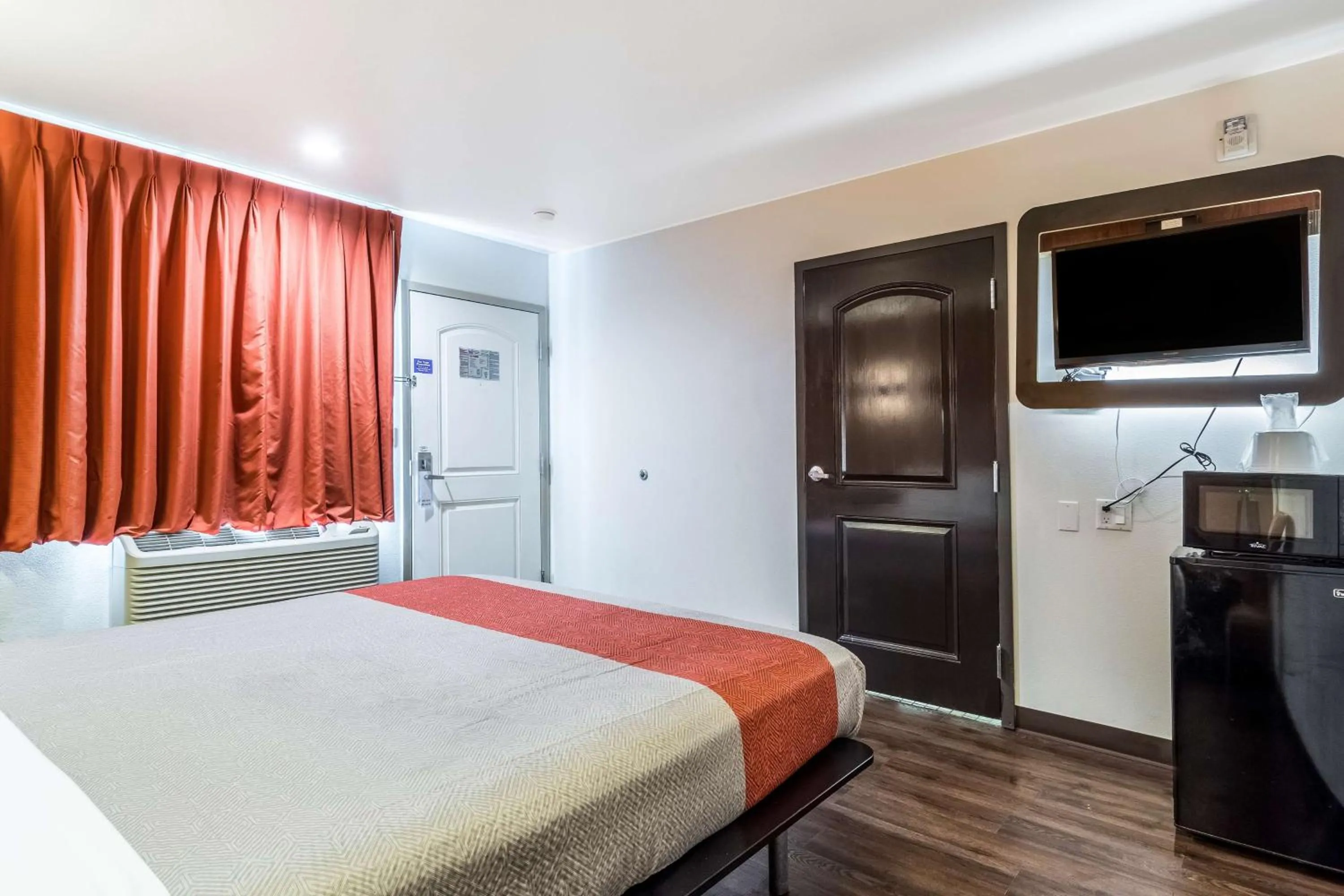 TV and multimedia, Bed in Motel 6-Oceanside, CA, Marina