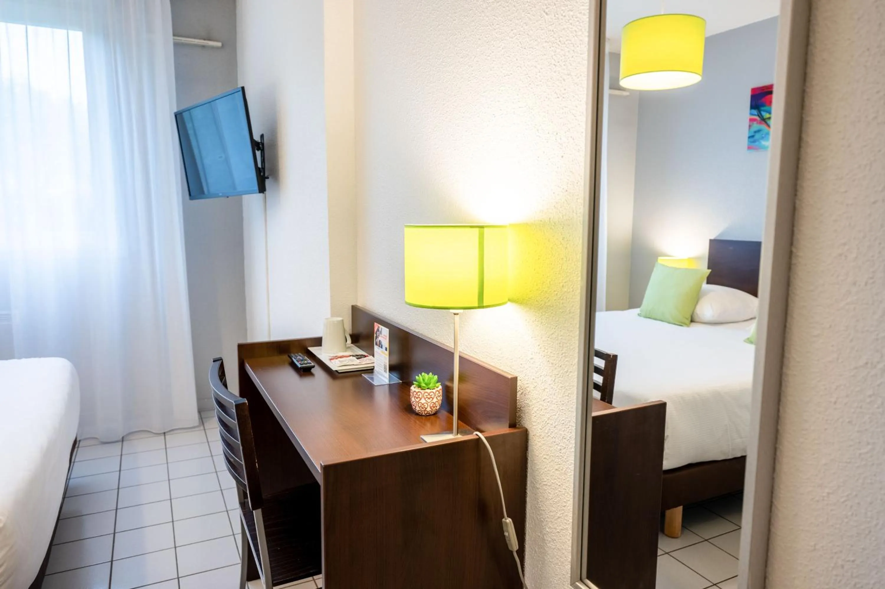 Photo of the whole room, Bed in Comfort Aparthotel Besancon La City