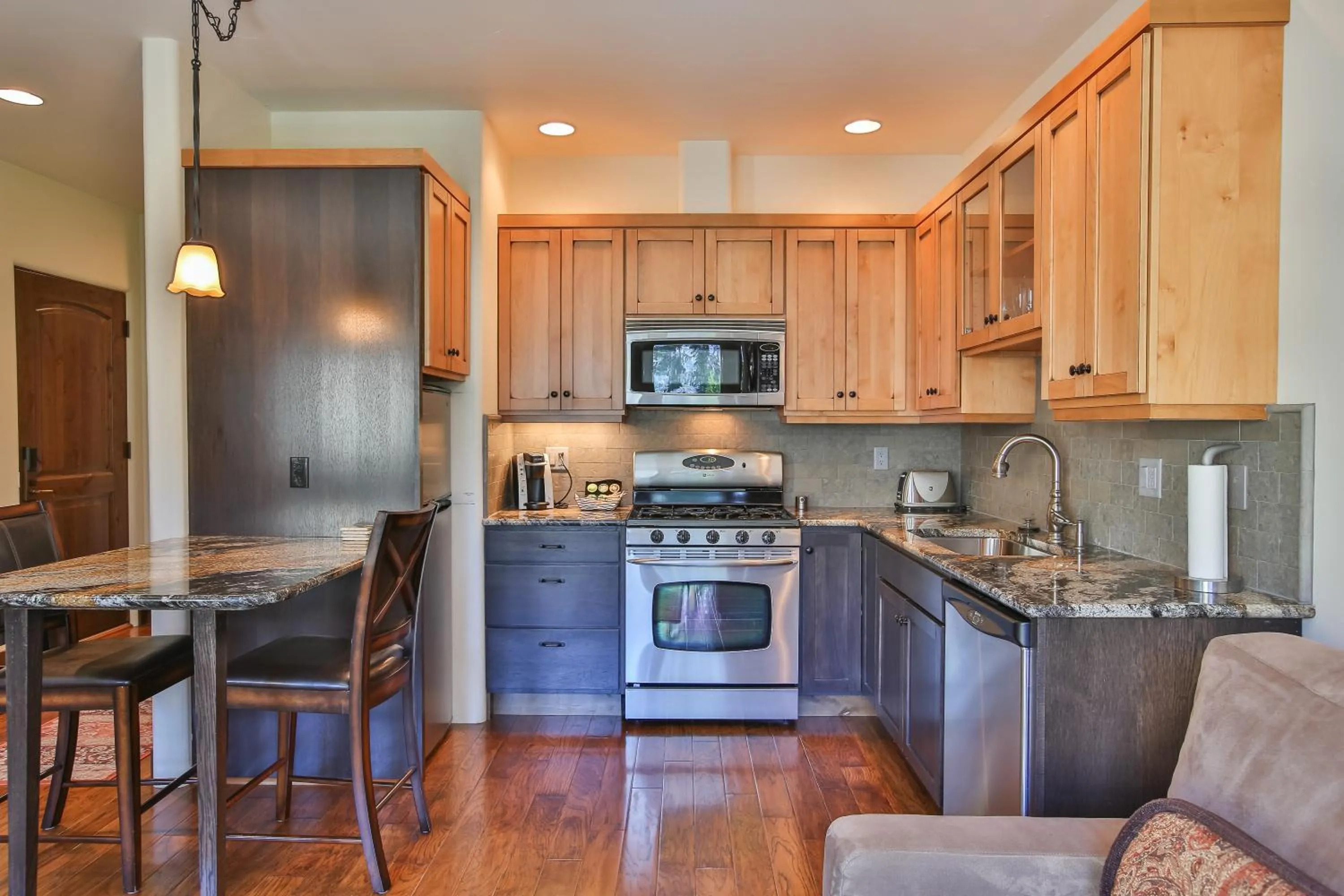 Kitchen or kitchenette in Columbia Cliff Villas