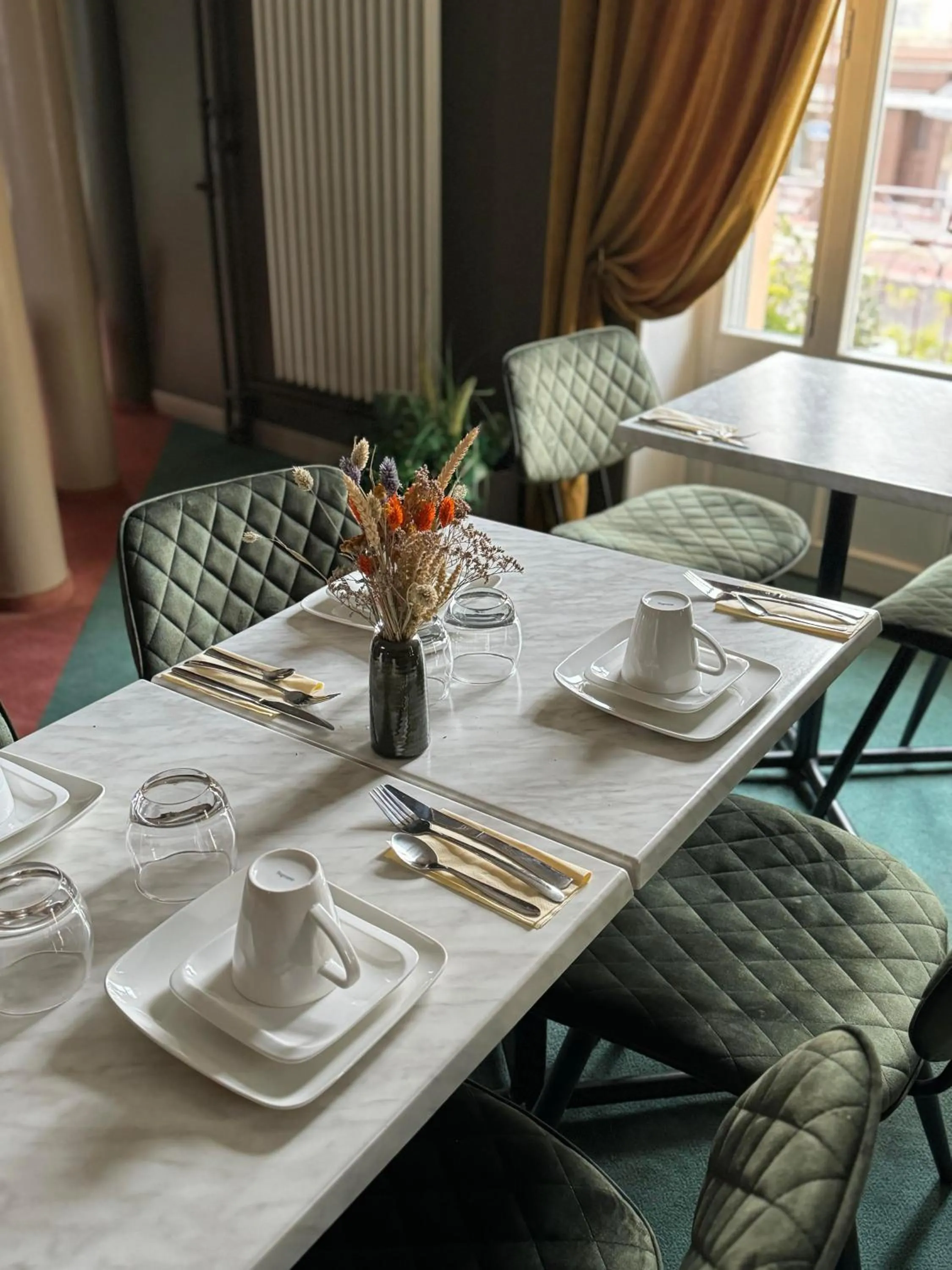 Restaurant/places to eat in Hôtel Escurial - Centre Gare