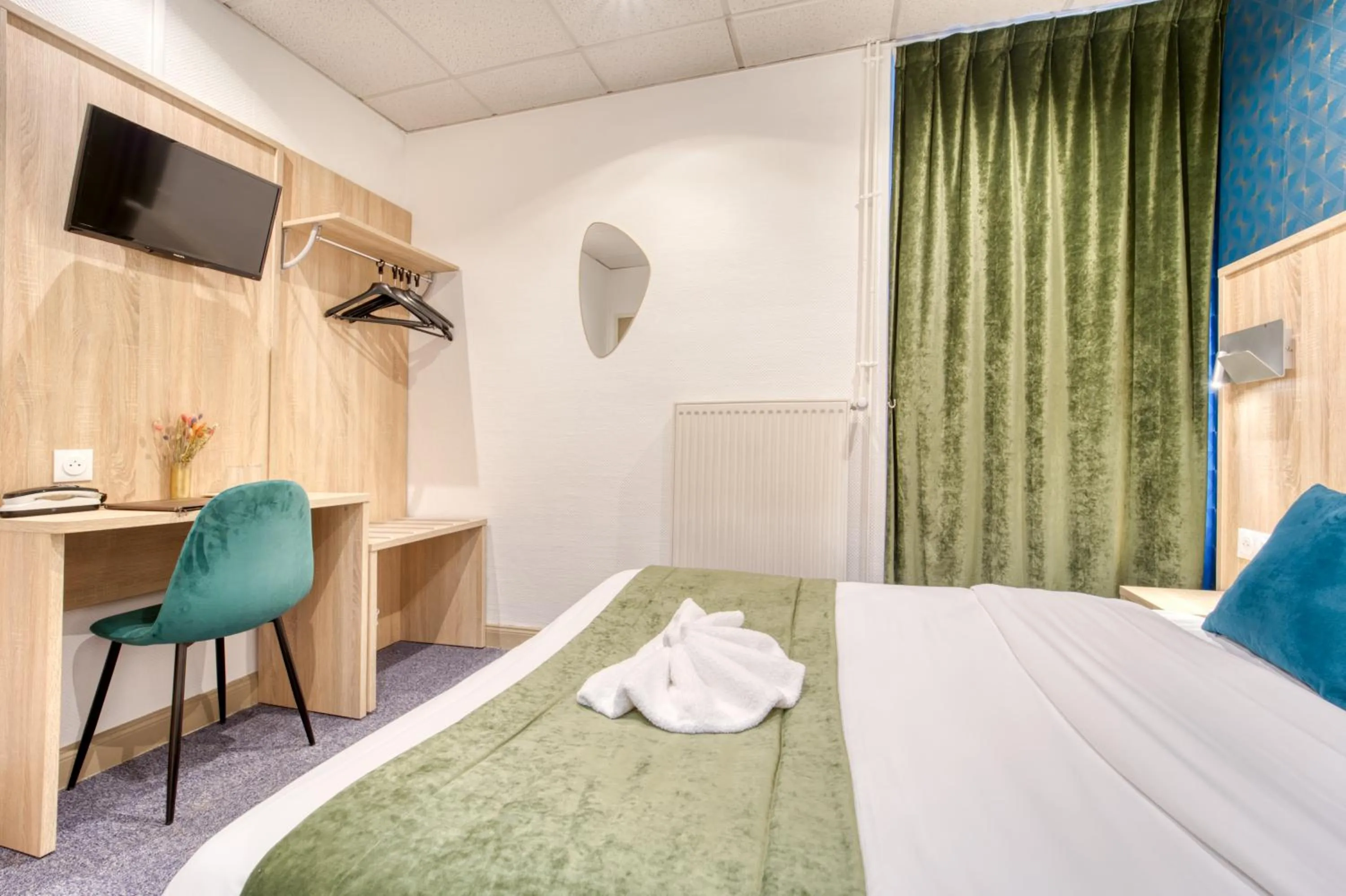 Bed in Hôtel Escurial - Centre Gare