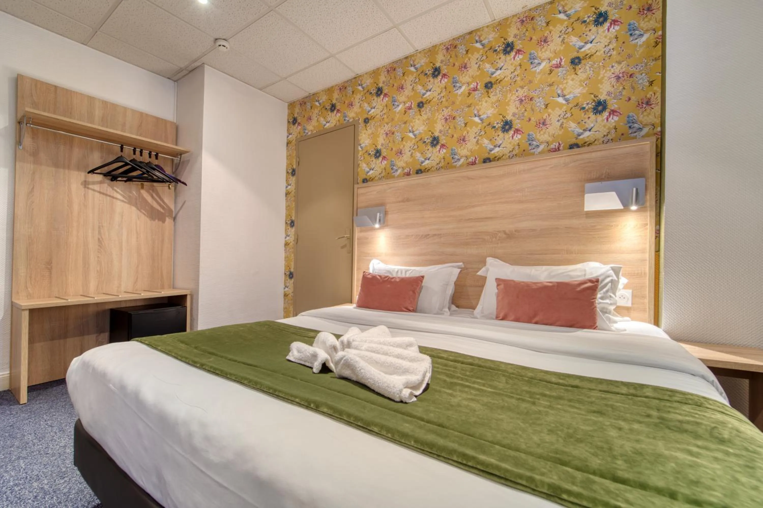 Bed in Hôtel Escurial - Centre Gare