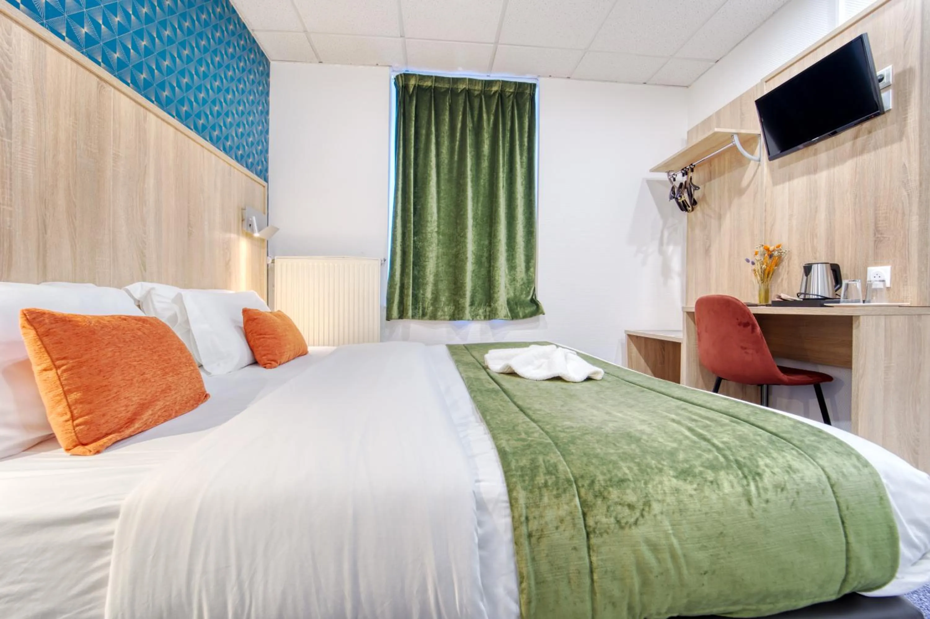 Bed in Hôtel Escurial - Centre Gare