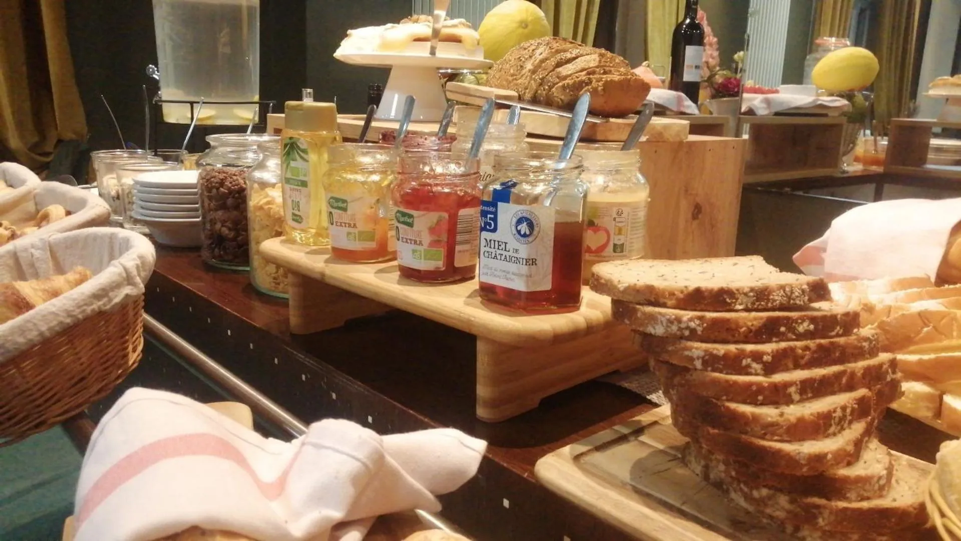 Food and drinks in Hôtel Escurial - Centre Gare