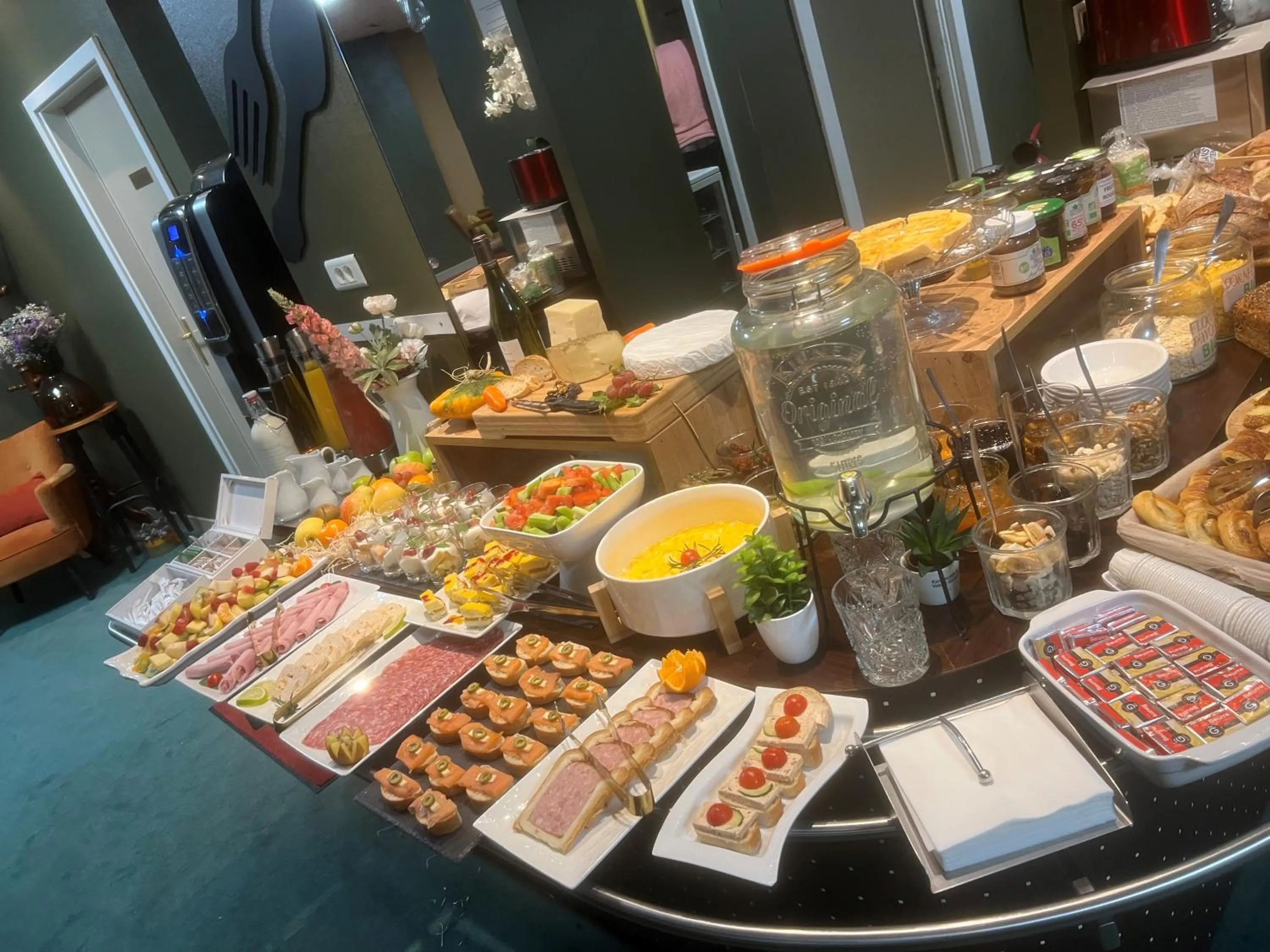 Food and drinks in Hôtel Escurial - Centre Gare