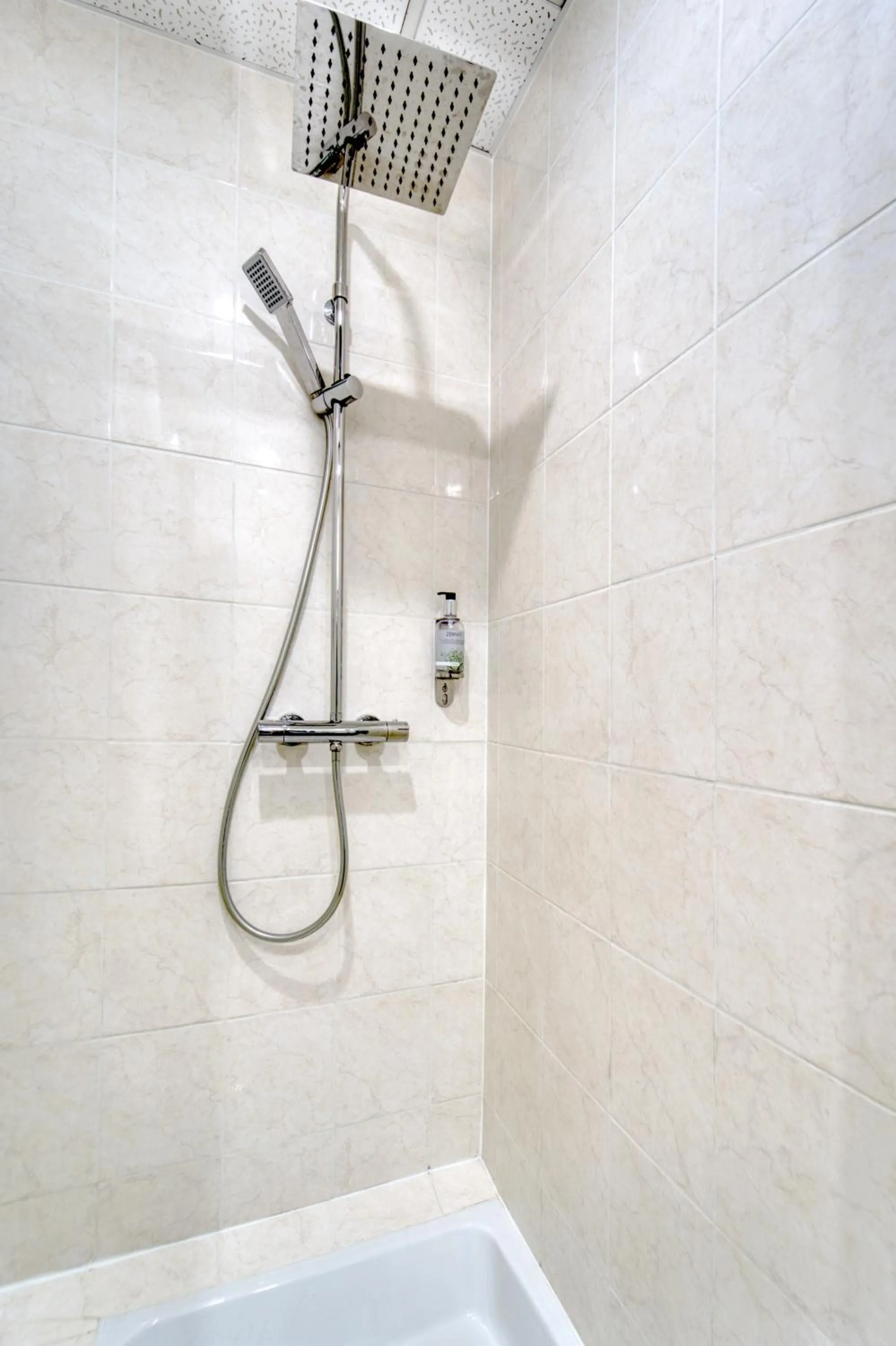 Shower in Hôtel Escurial - Centre Gare