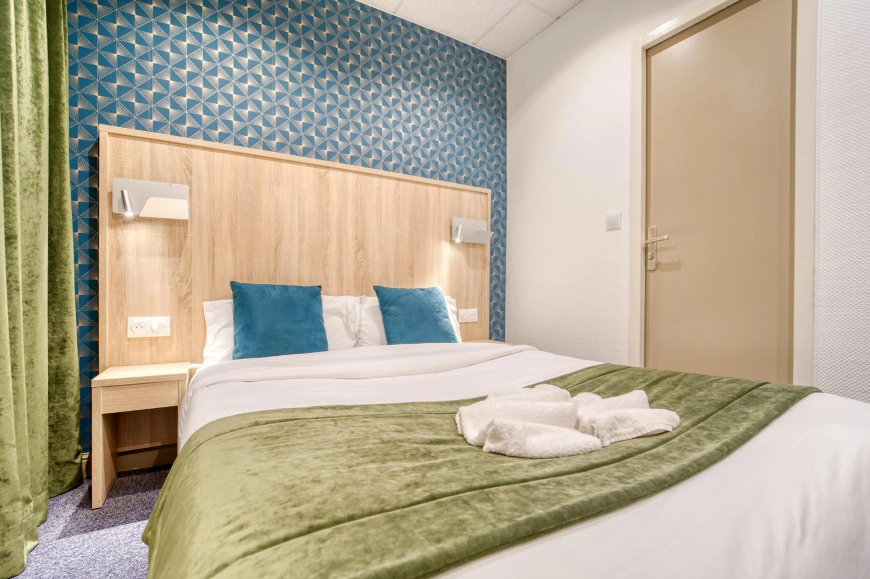 Bed in Hôtel Escurial - Centre Gare