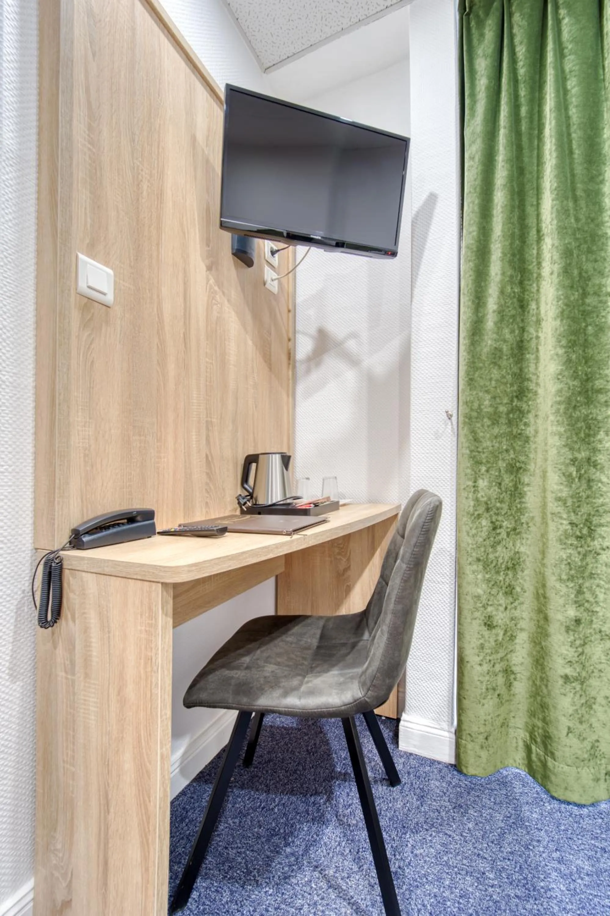 TV and multimedia in Hôtel Escurial - Centre Gare