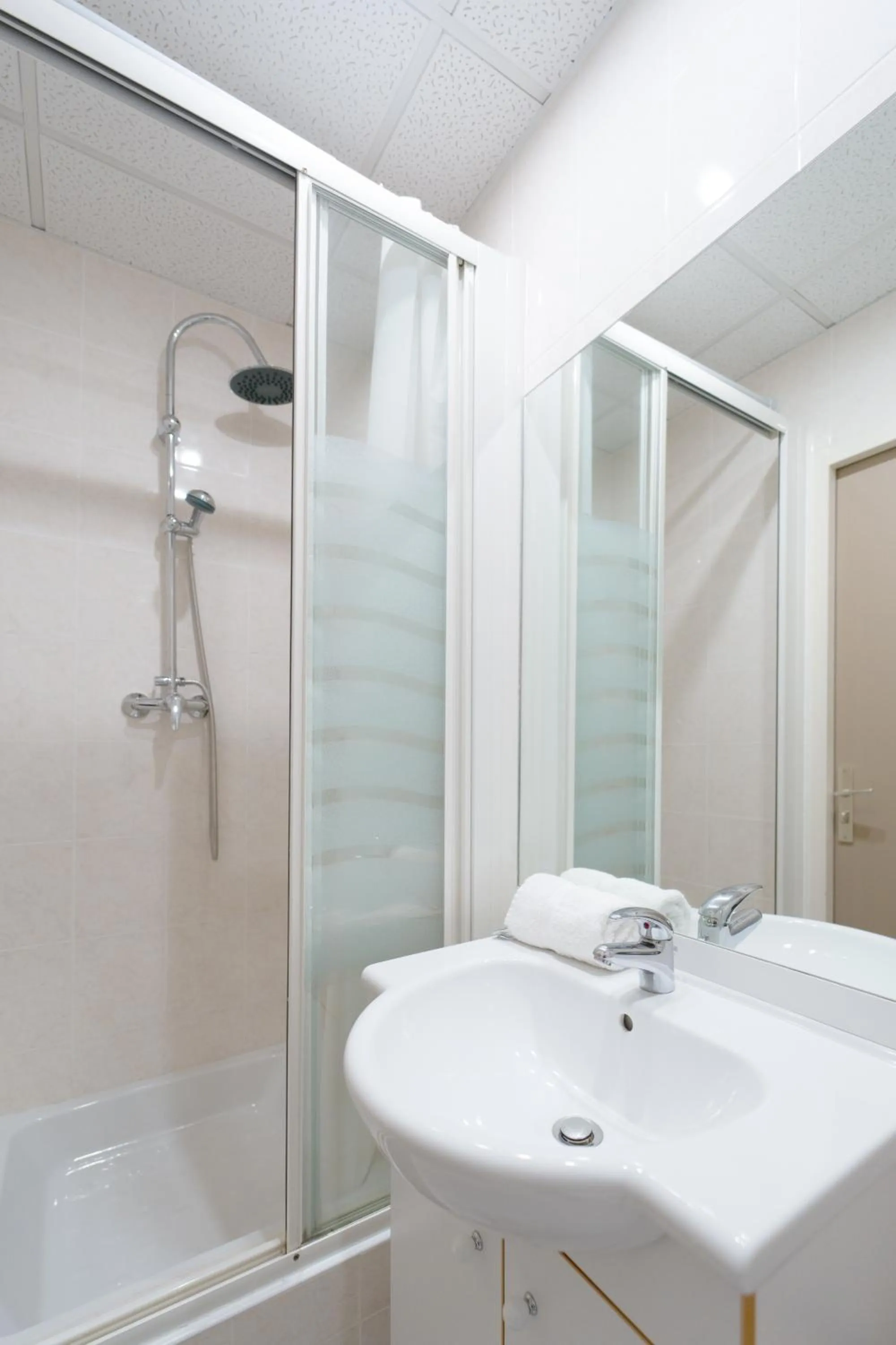 Shower in Hôtel Escurial - Centre Gare