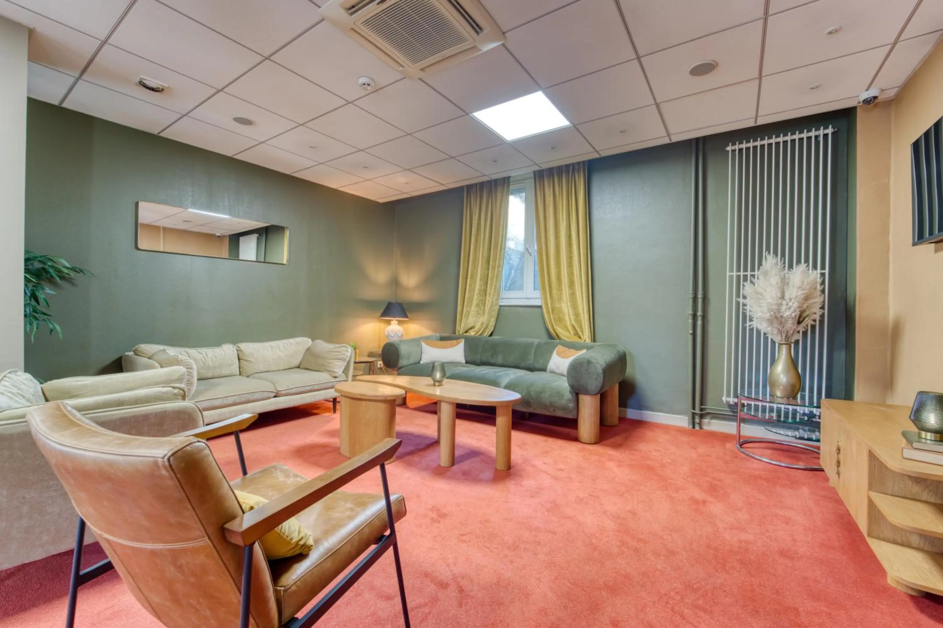 Communal lounge/ TV room in Hôtel Escurial - Centre Gare