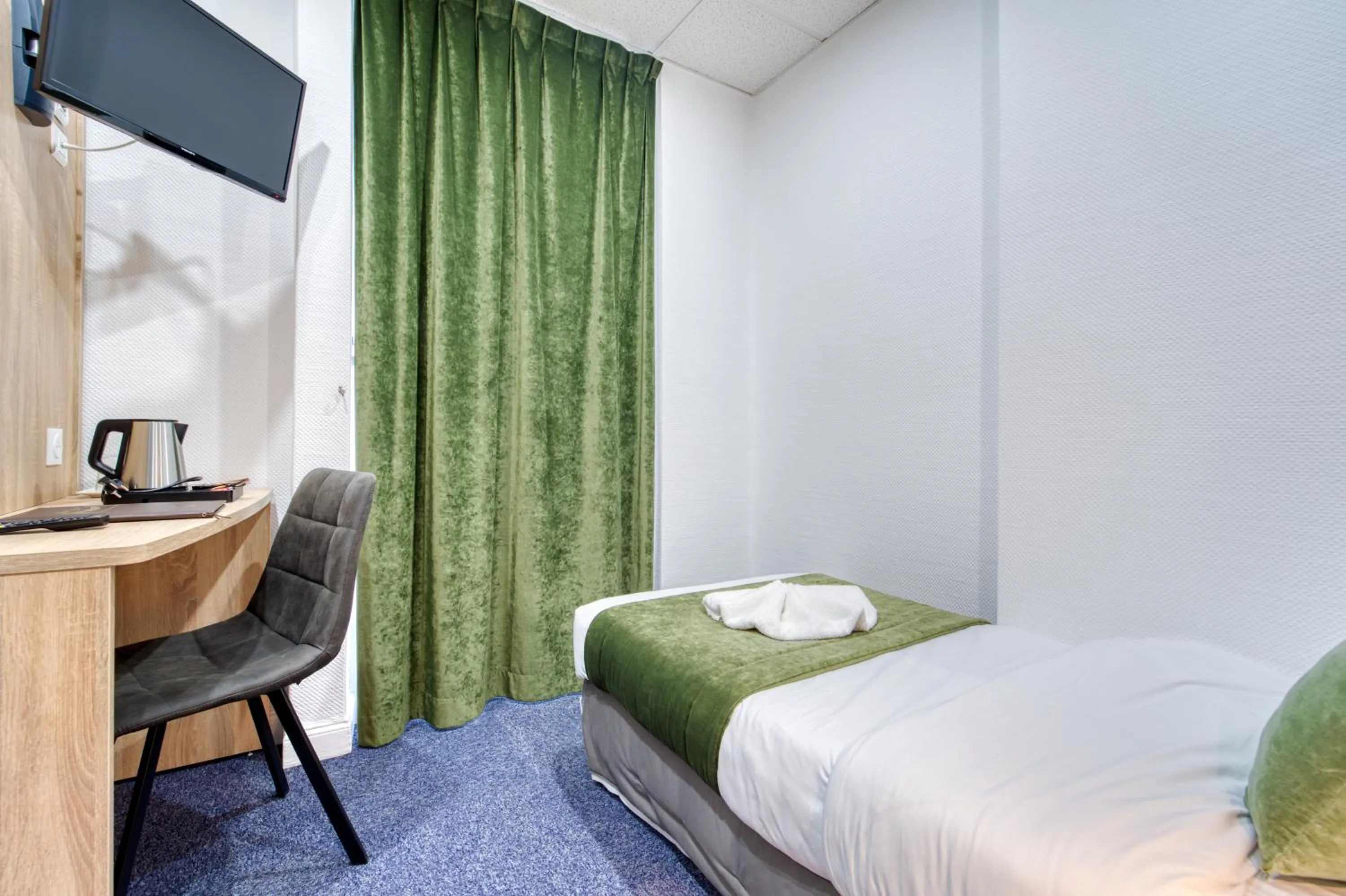 Bed in Hôtel Escurial - Centre Gare