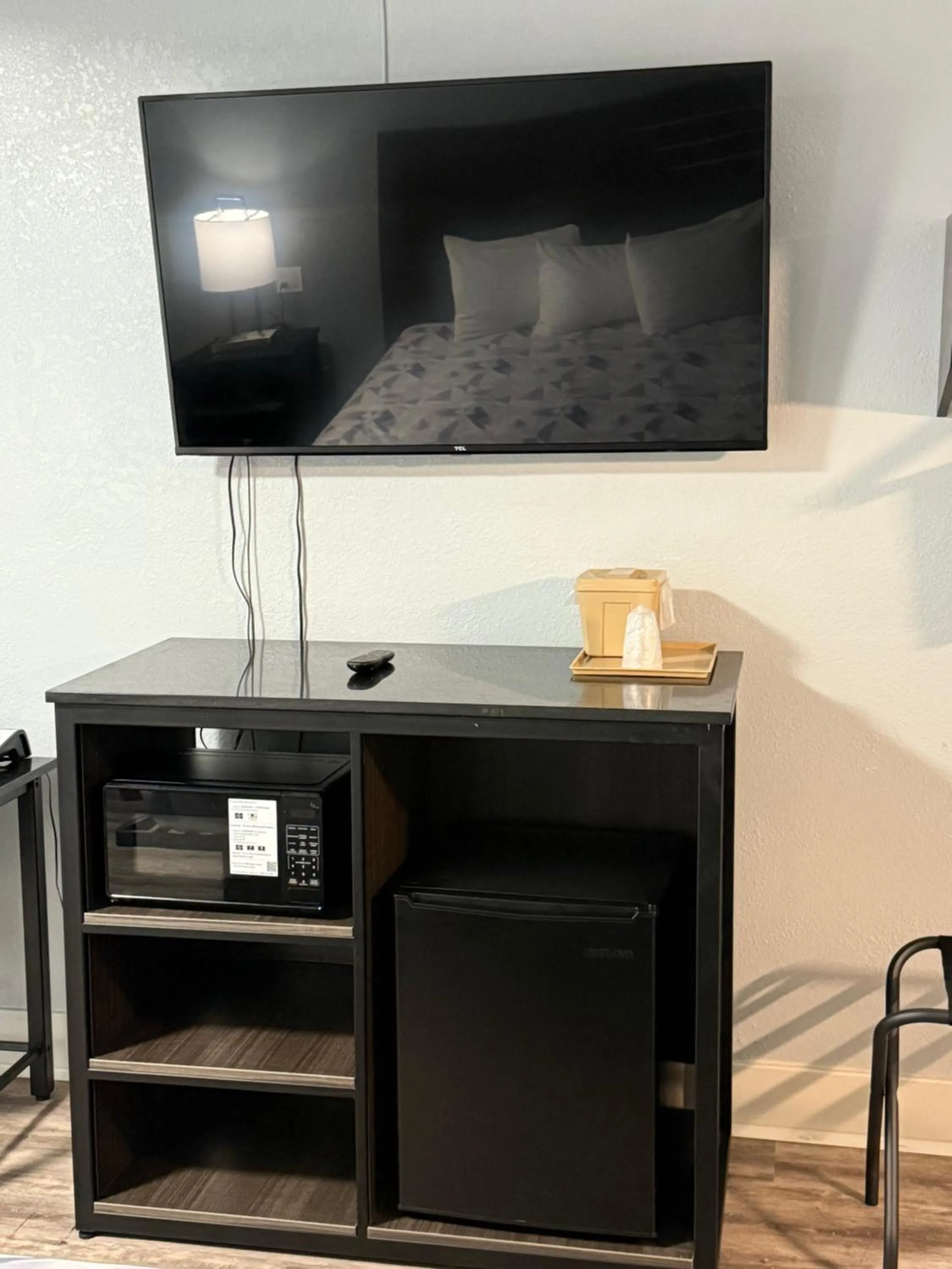 TV and multimedia in Econo Lodge Montgomery South I-65