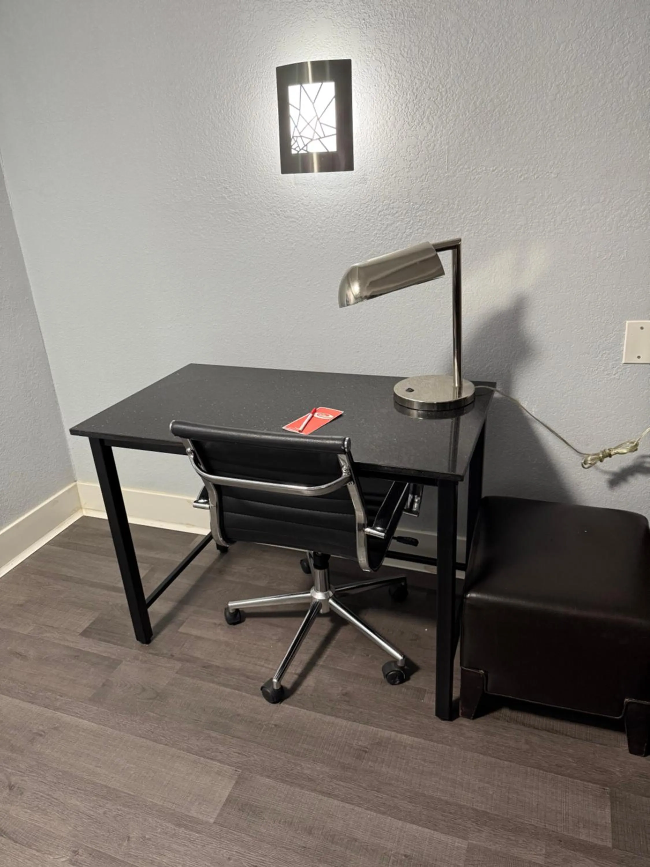 furniture in Econo Lodge Montgomery South I-65