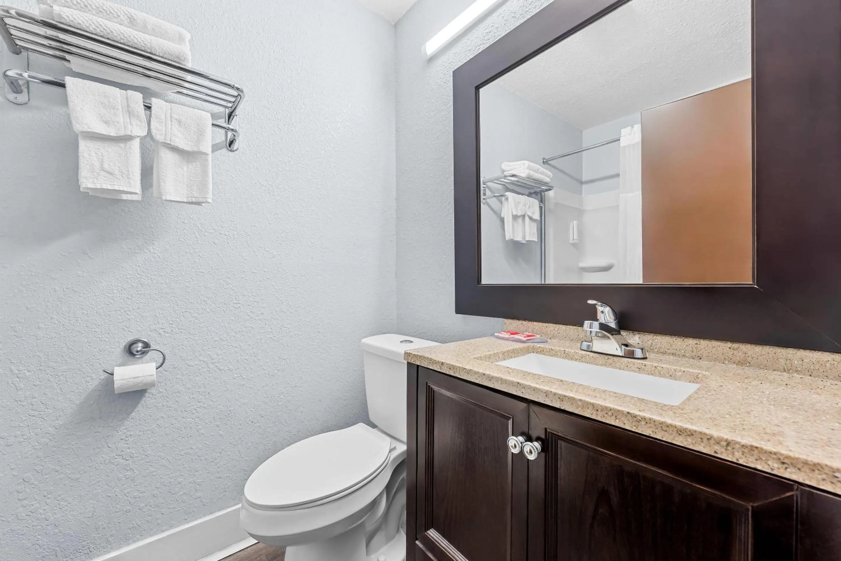 Bedroom in Econo Lodge Montgomery South I-65