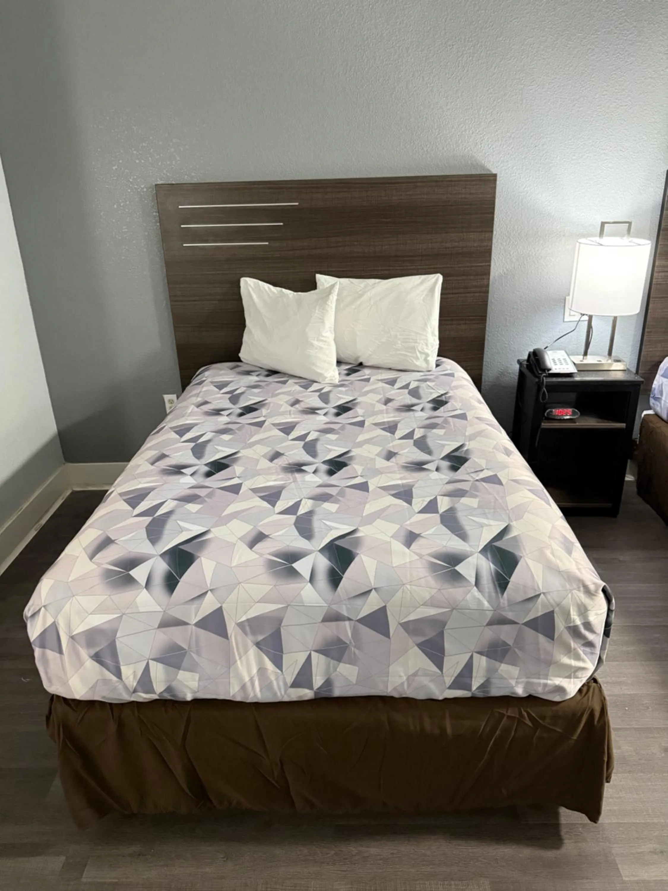 Bed in Econo Lodge Montgomery South I-65